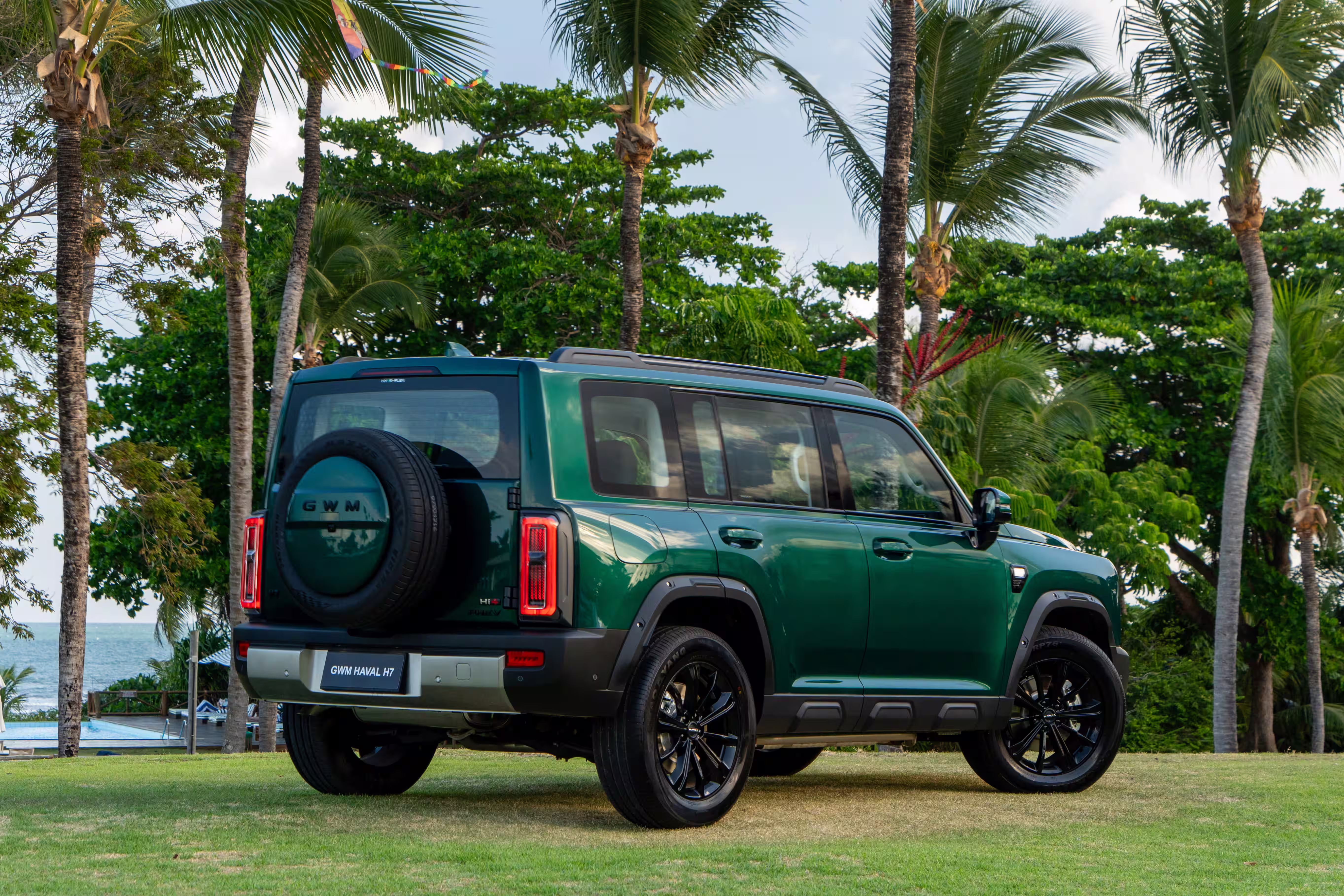 Foto de divulgação: Haval H7 verde parado em três quartos traseiros, com estepe e lateral direita visíveis.