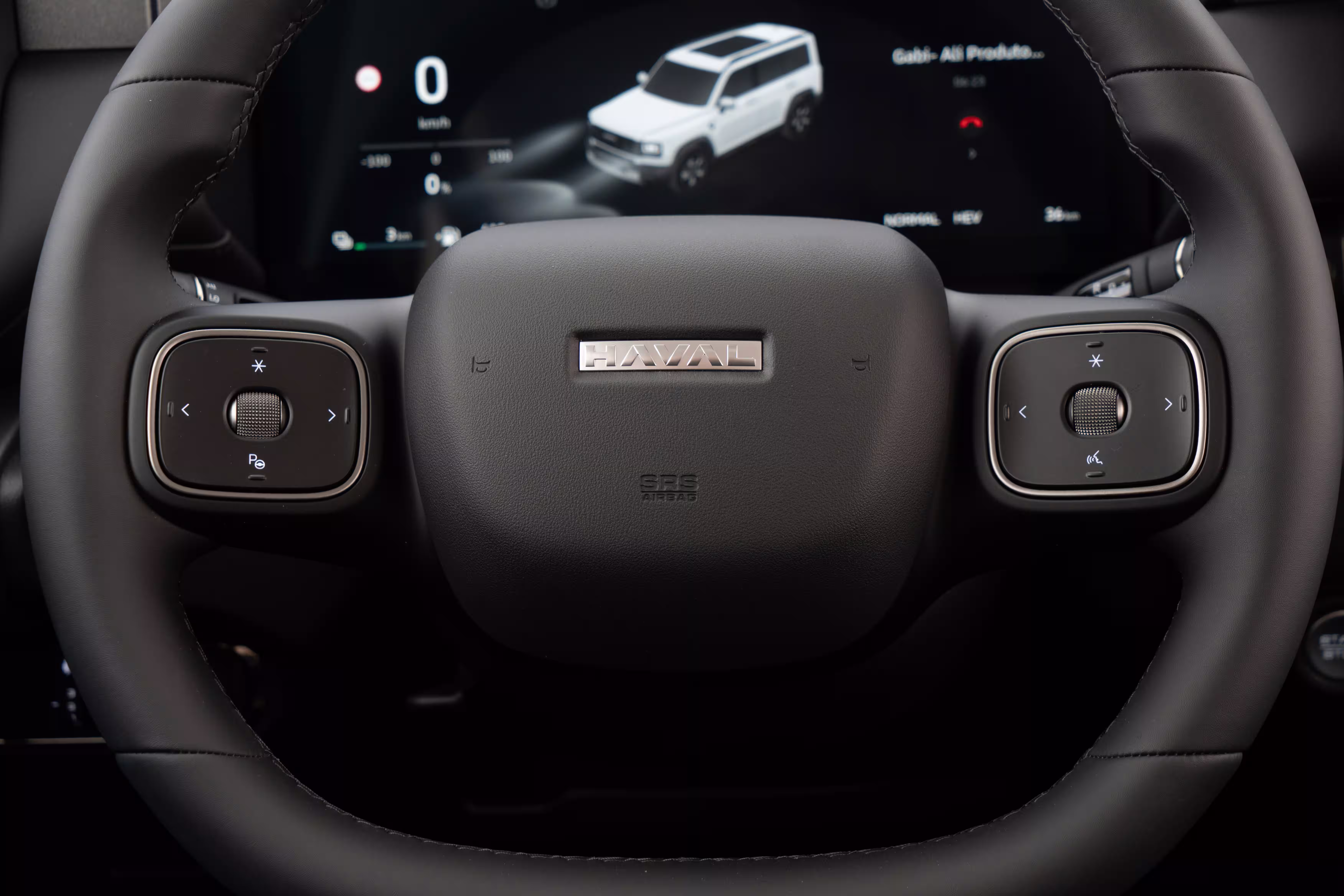 Foto de divulgação: Volante multifuncional do Haval H7 visto de perto, diante do quadro digital.