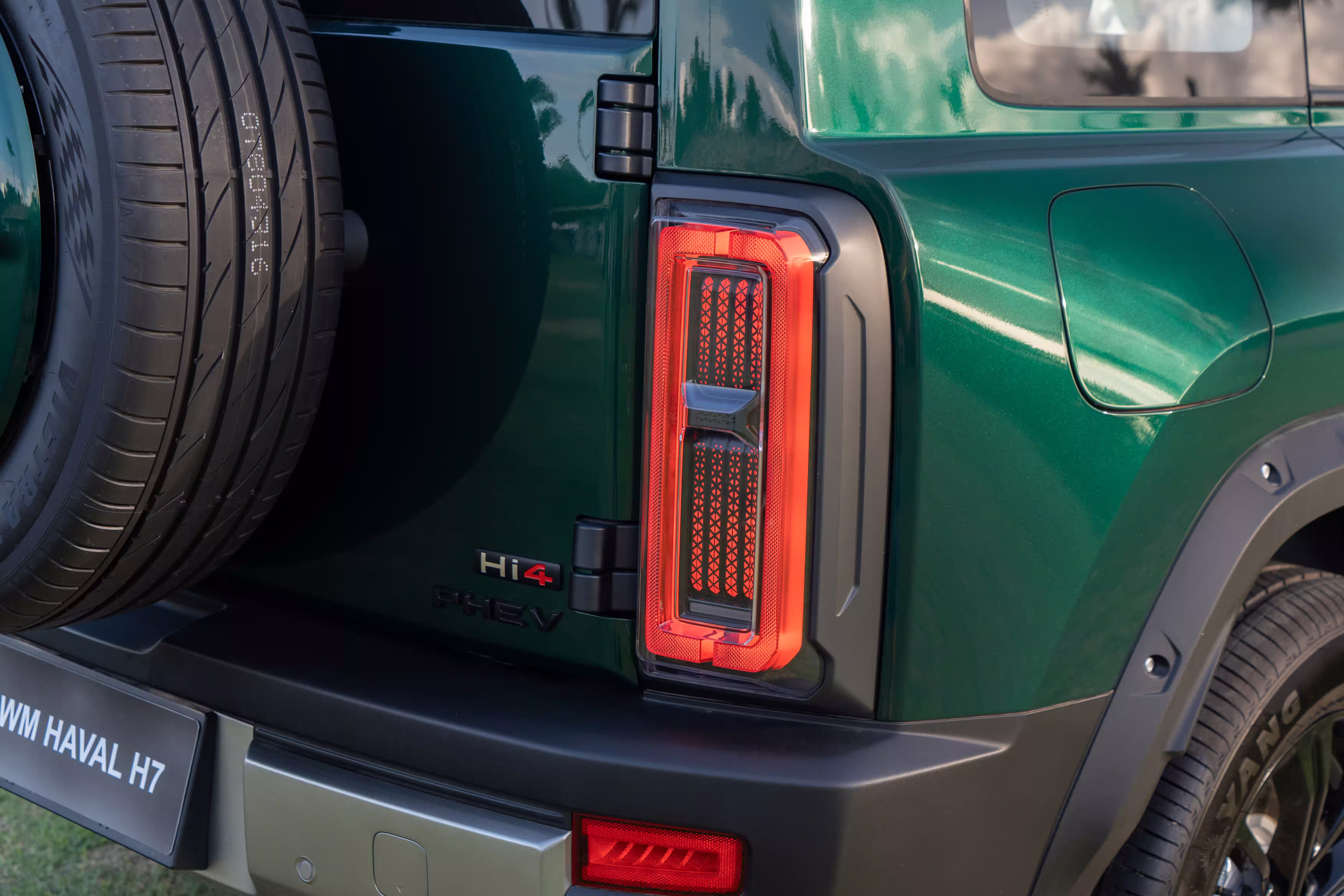 Foto de divulgação: Detalhe da lanterna vertical e do para-lama traseiro do Haval H7.