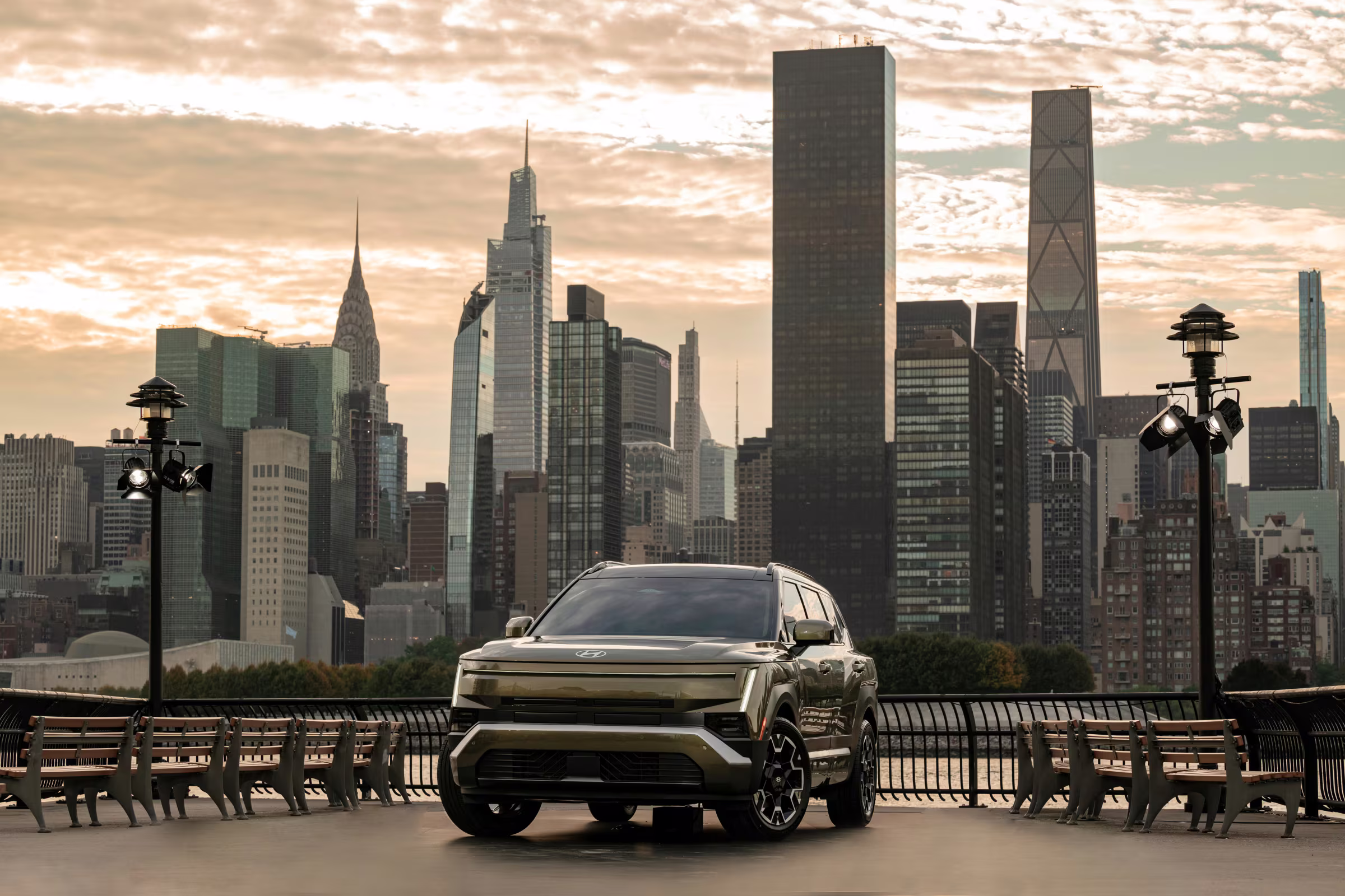 Fotografia de divulgação da dianteira do Hyundai Tucson no evento de lançamento com o skyline de Manhattan ao anoitecer