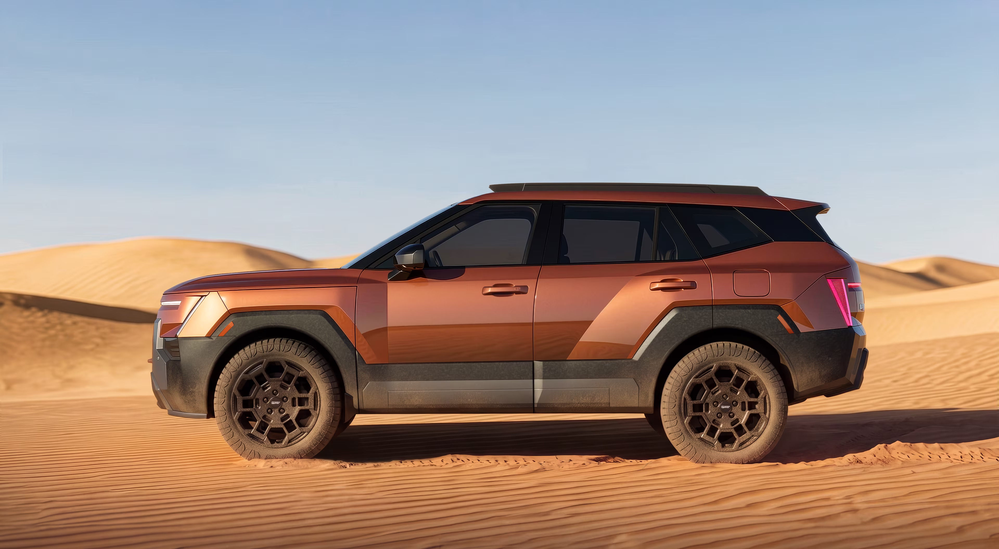 Ilustração de divulgação do Hyundai Tucson XRT PRO laranja visto de perfil em dunas