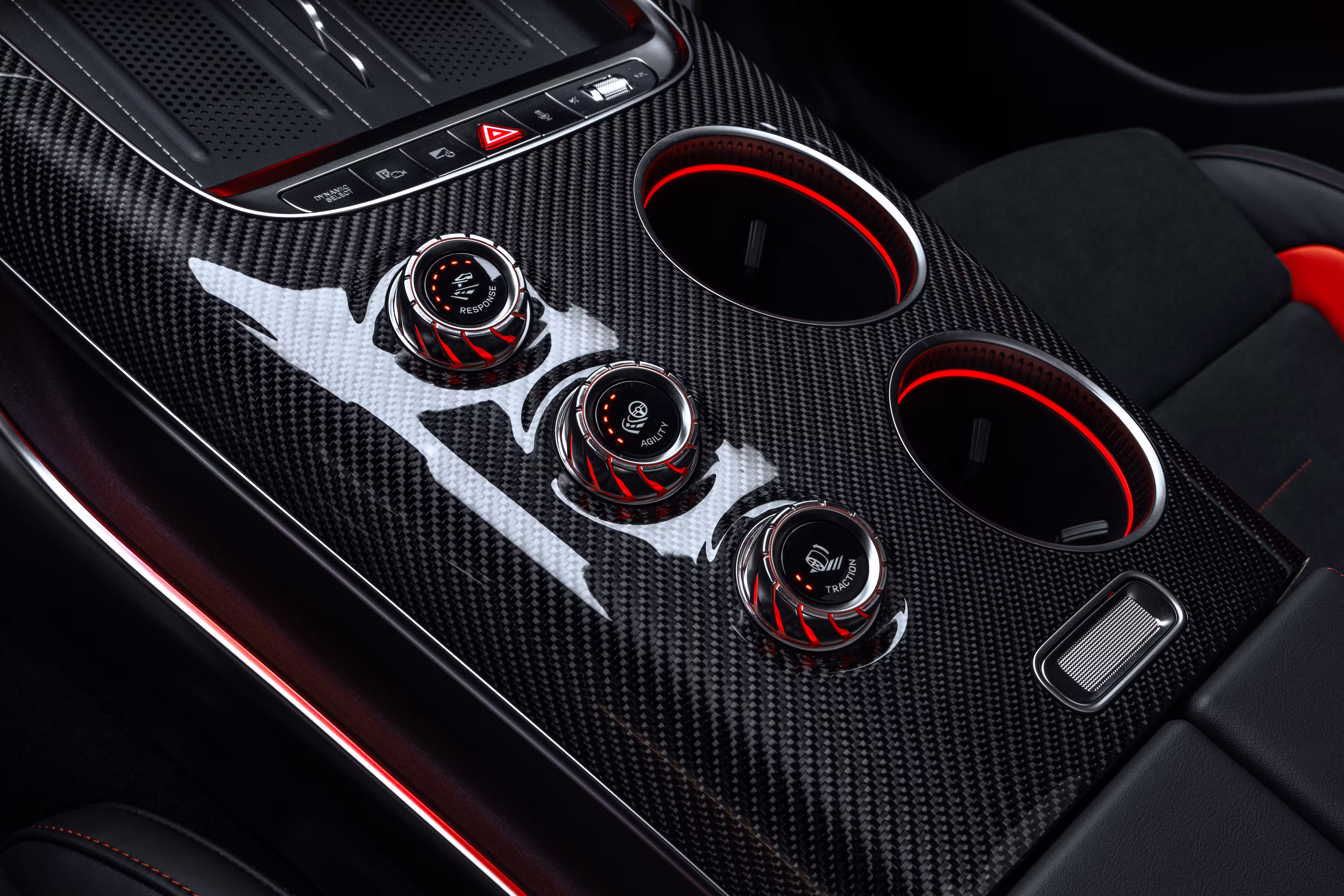 Três comandos giratórios AMG RACE ENGINEER no console com acabamento vermelho