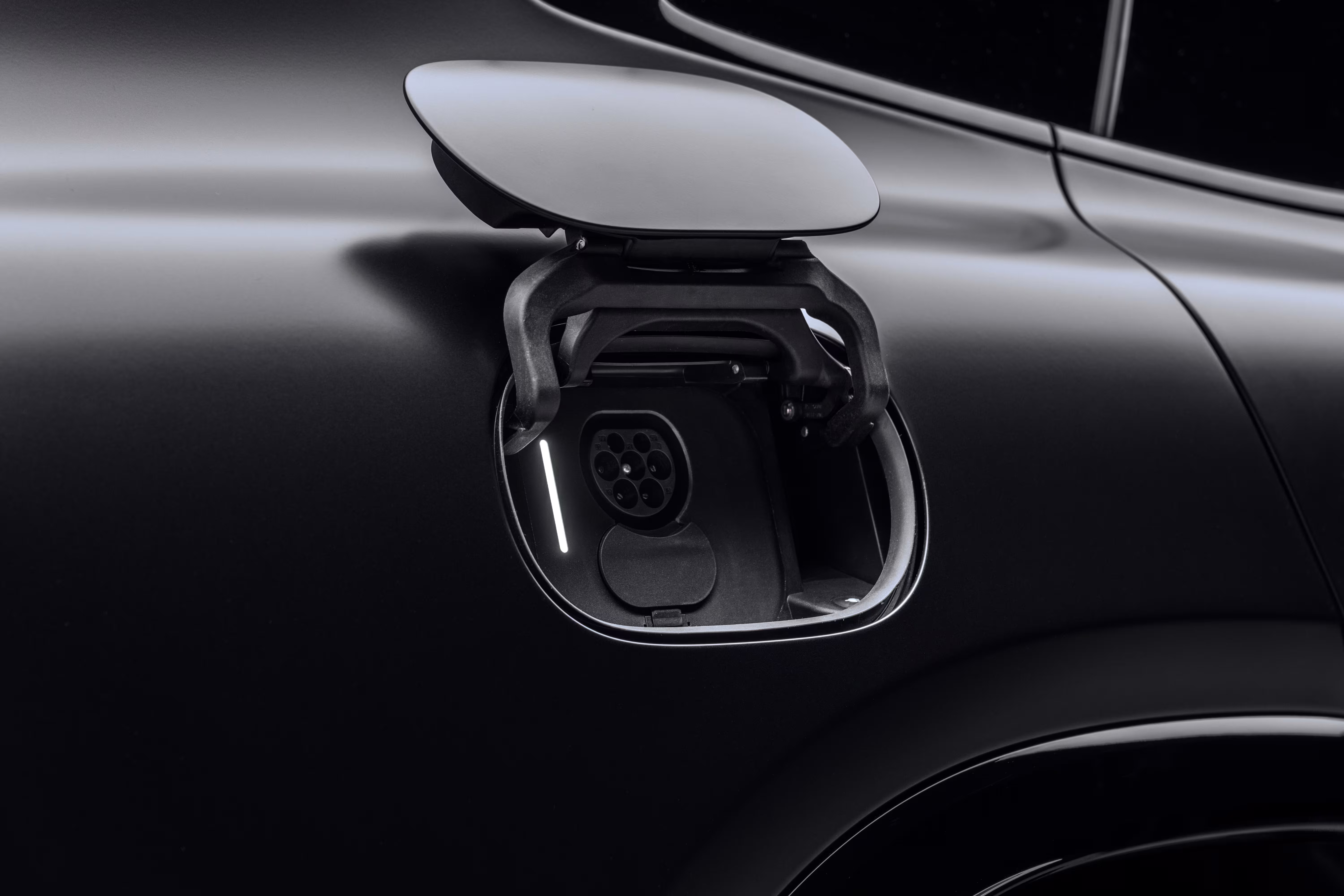 Porta de recarga aberta na lateral do Mercedes-AMG GT SUV