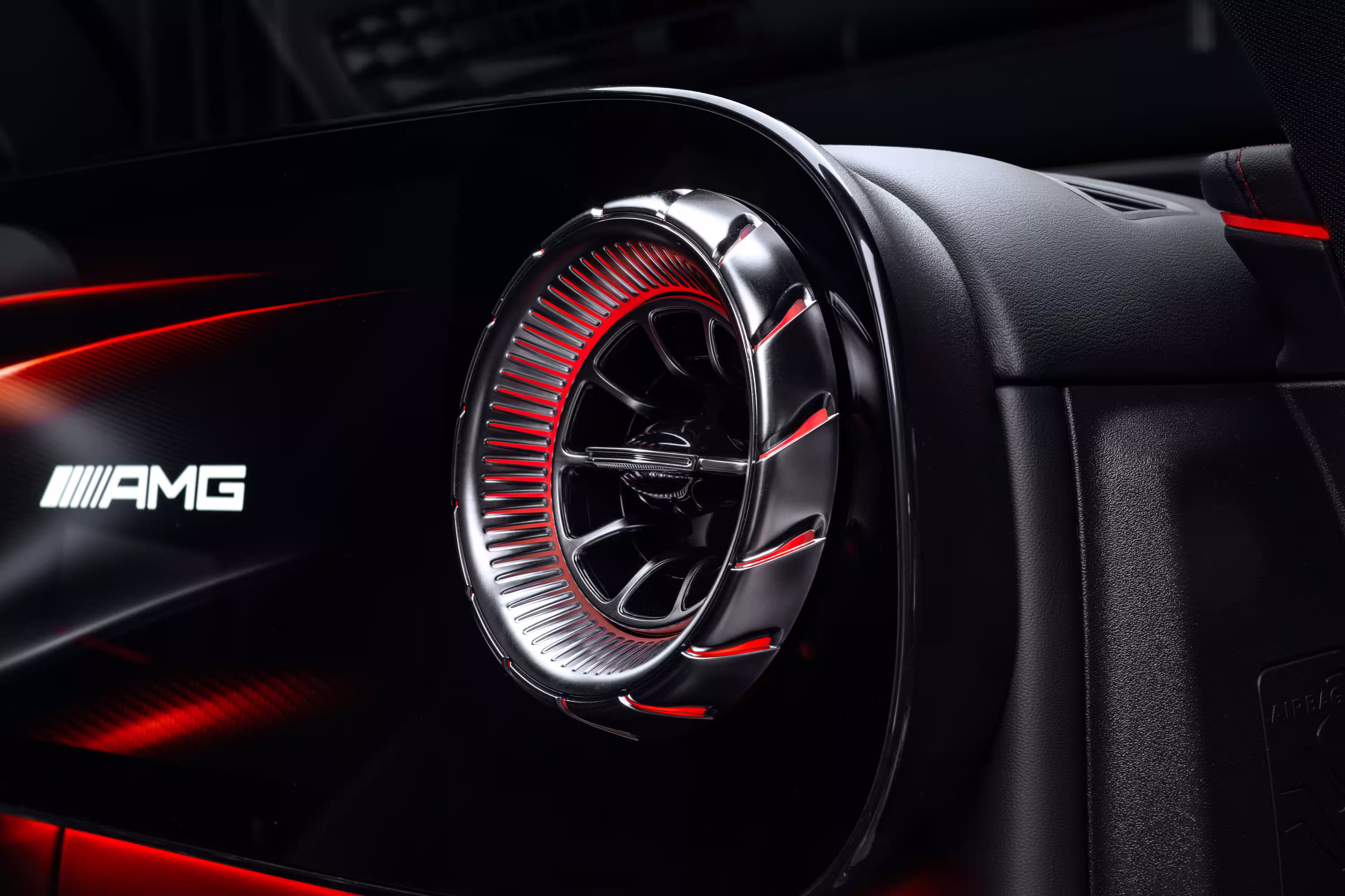 Saída de ventilação iluminada e tela do passageiro no Mercedes-AMG GT SUV