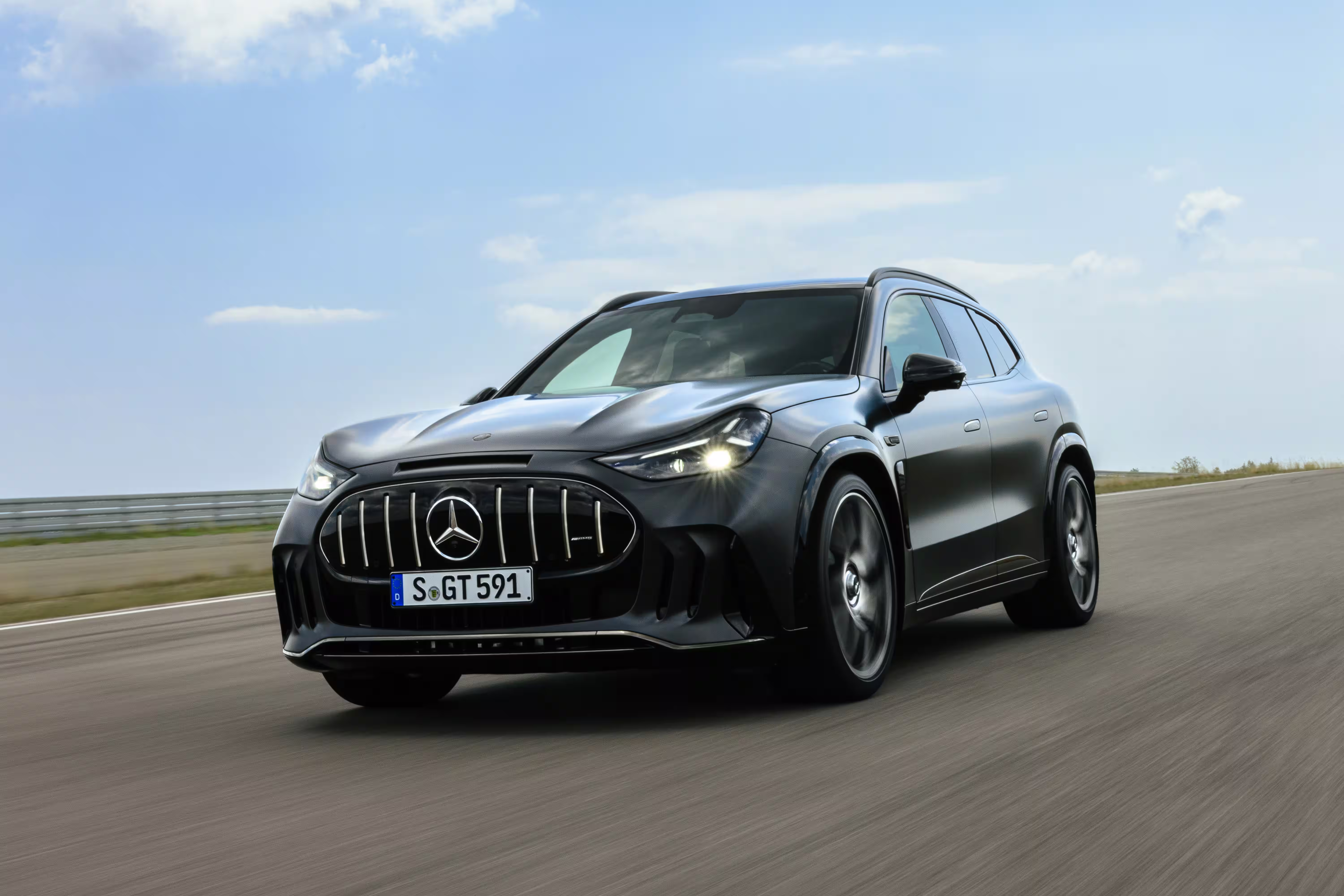 Mercedes-AMG GT SUV cinza em movimento em pista de testes