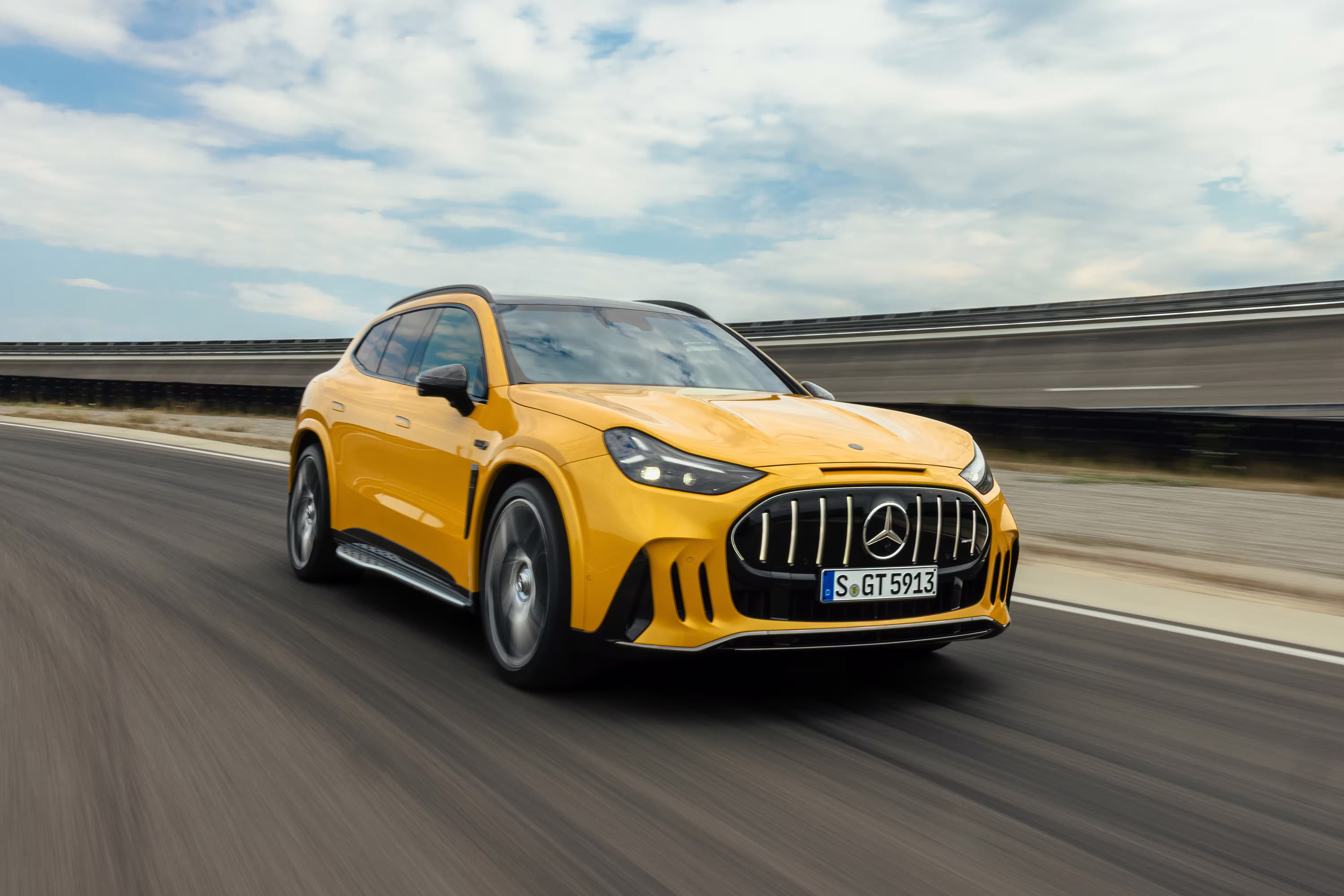 Mercedes-AMG GT SUV amarelo fotografado em movimento em pista
