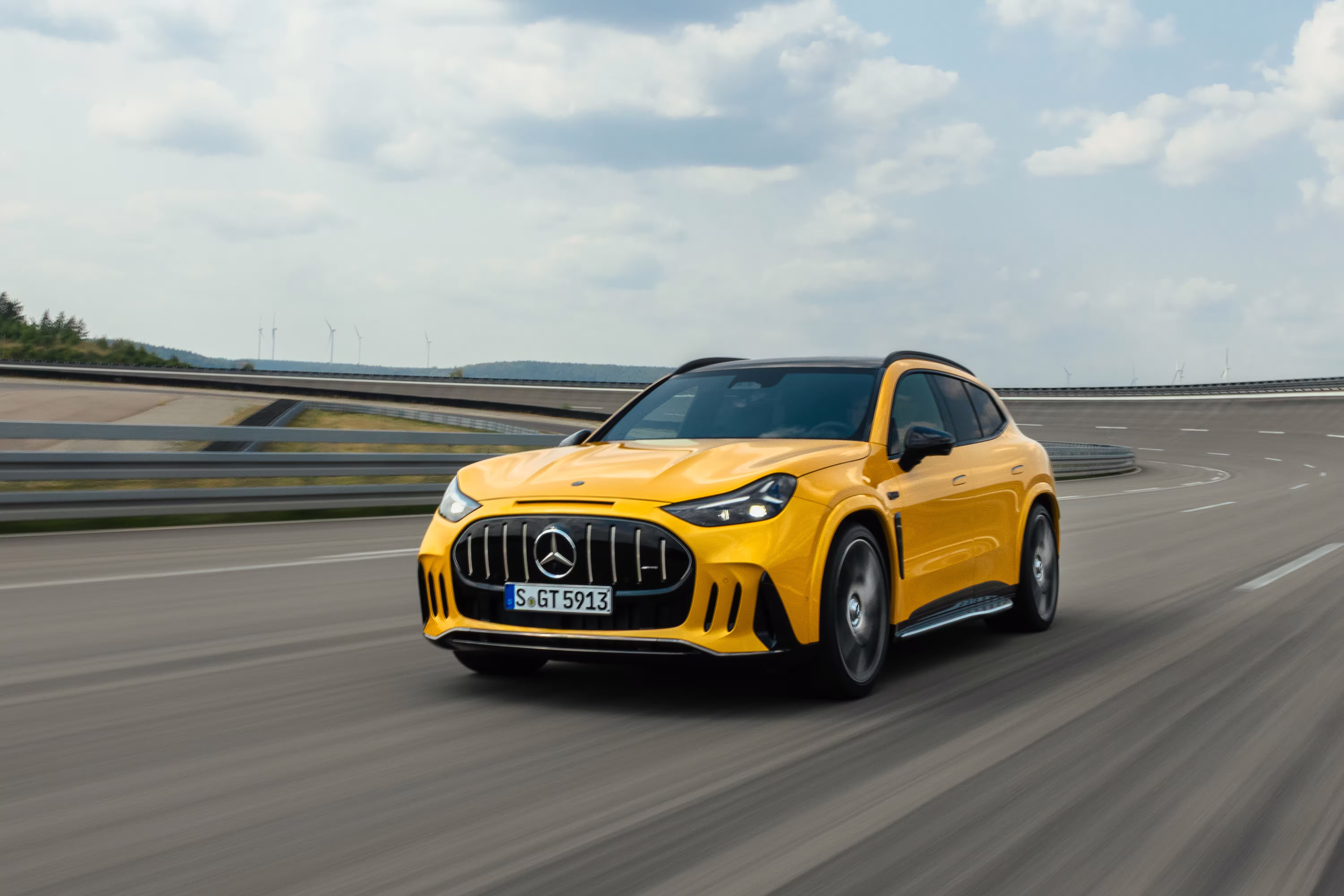 Mercedes-AMG GT SUV amarelo em enquadramento aberto na pista