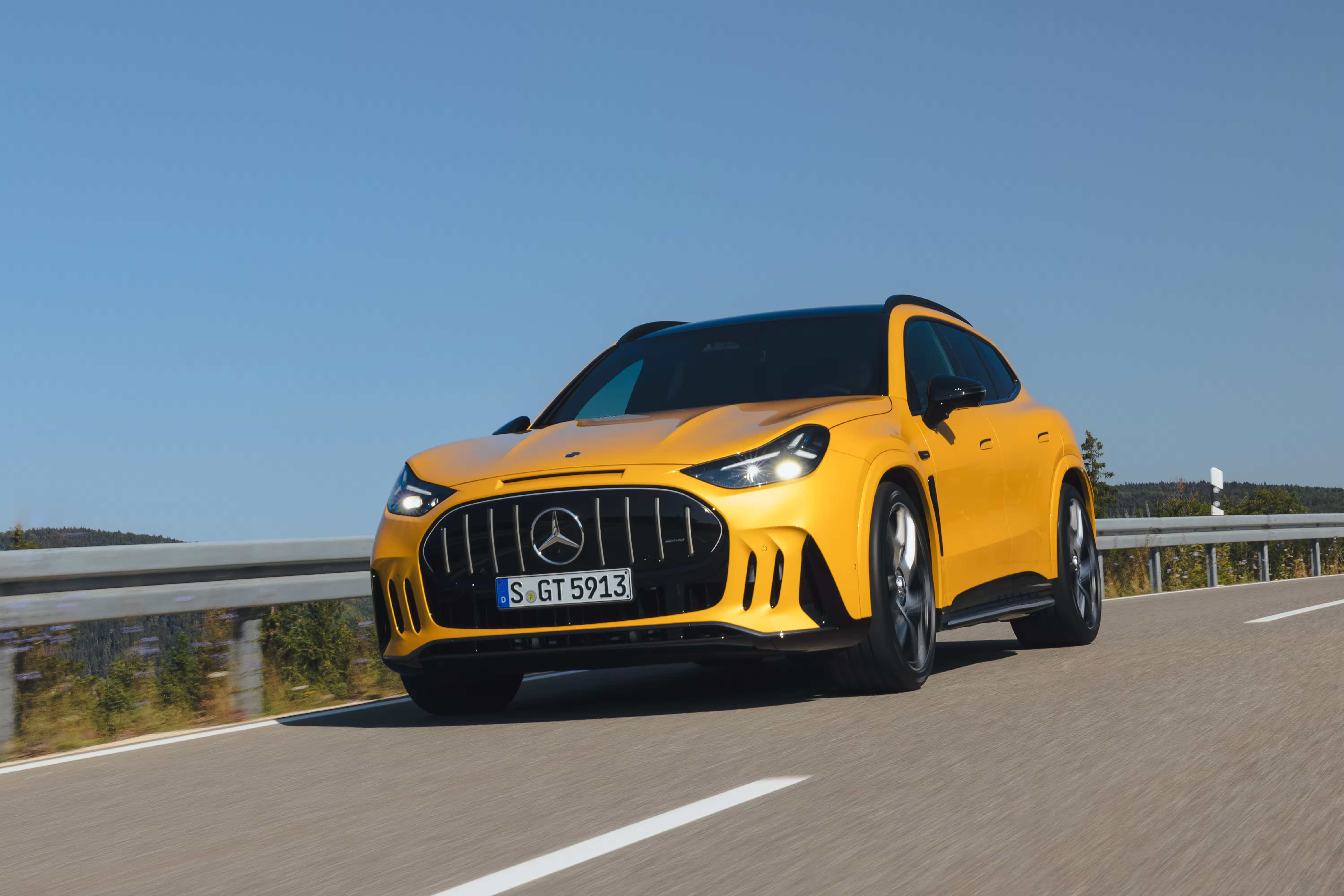 Mercedes-AMG GT SUV amarelo em movimento em ângulo frontal baixo