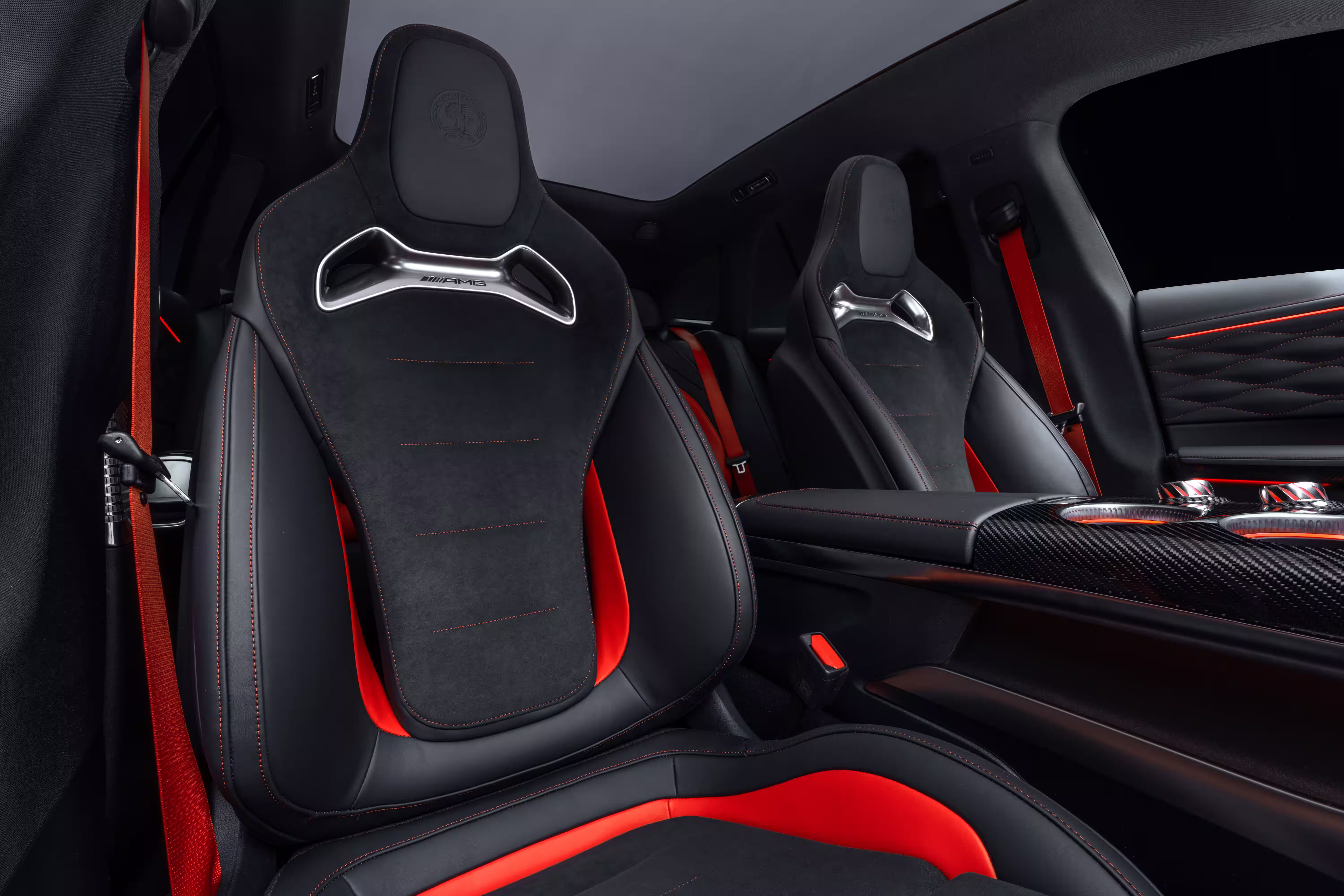 Bancos dianteiros AMG Performance com cintos vermelhos no GT SUV