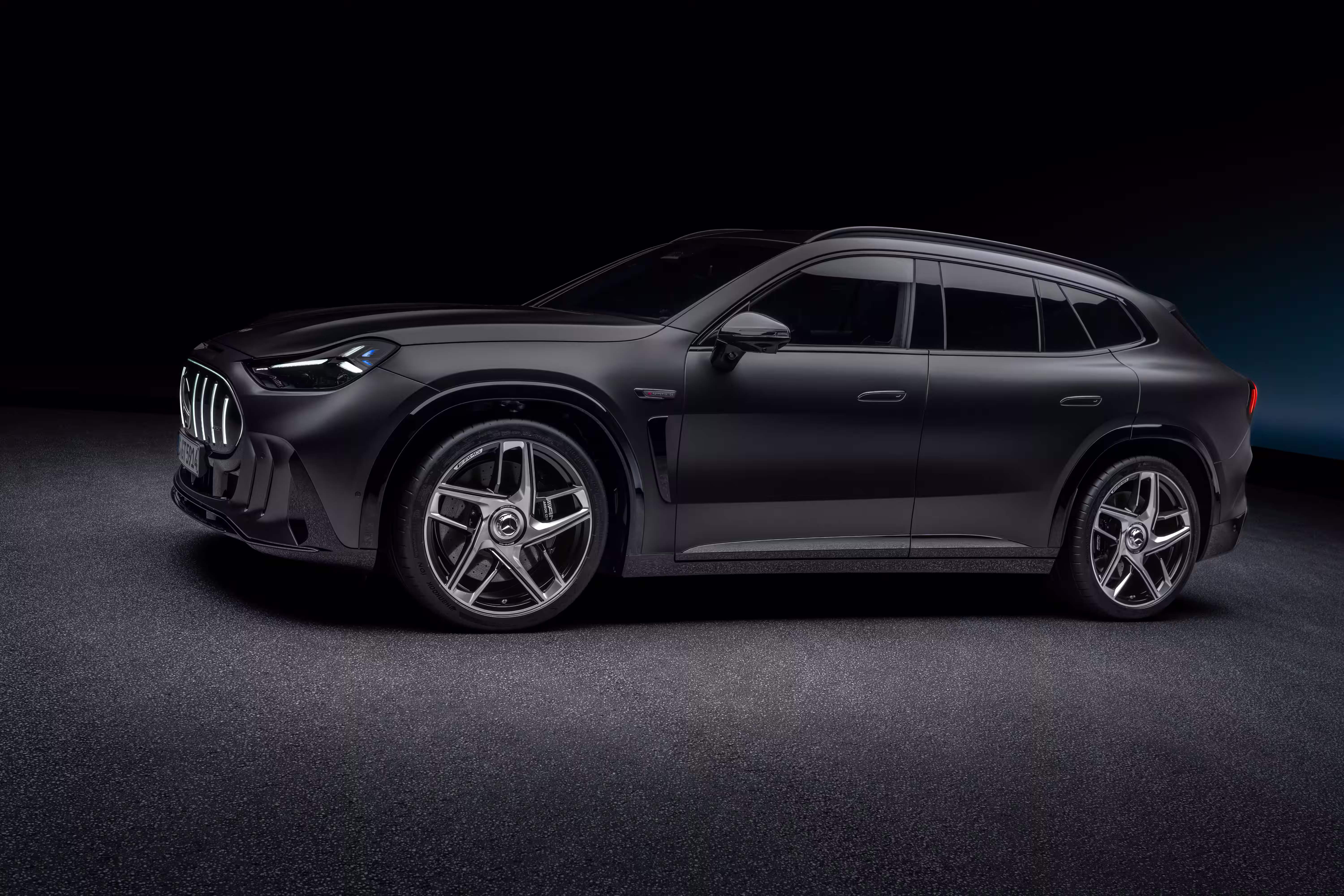 Mercedes-AMG GT SUV cinza em três quartos com a lateral visível