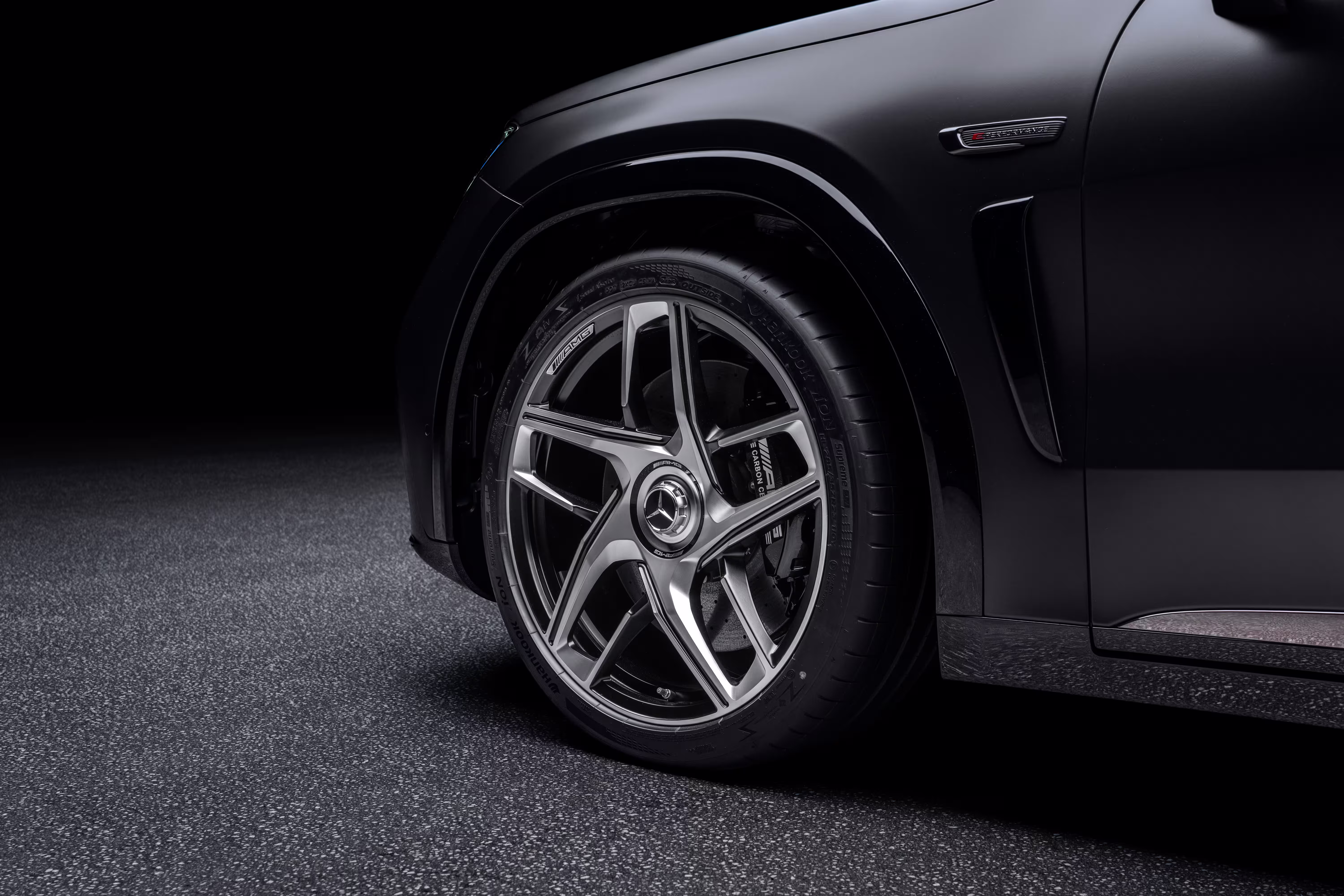 Roda dianteira e para-lama do Mercedes-AMG GT SUV cinza
