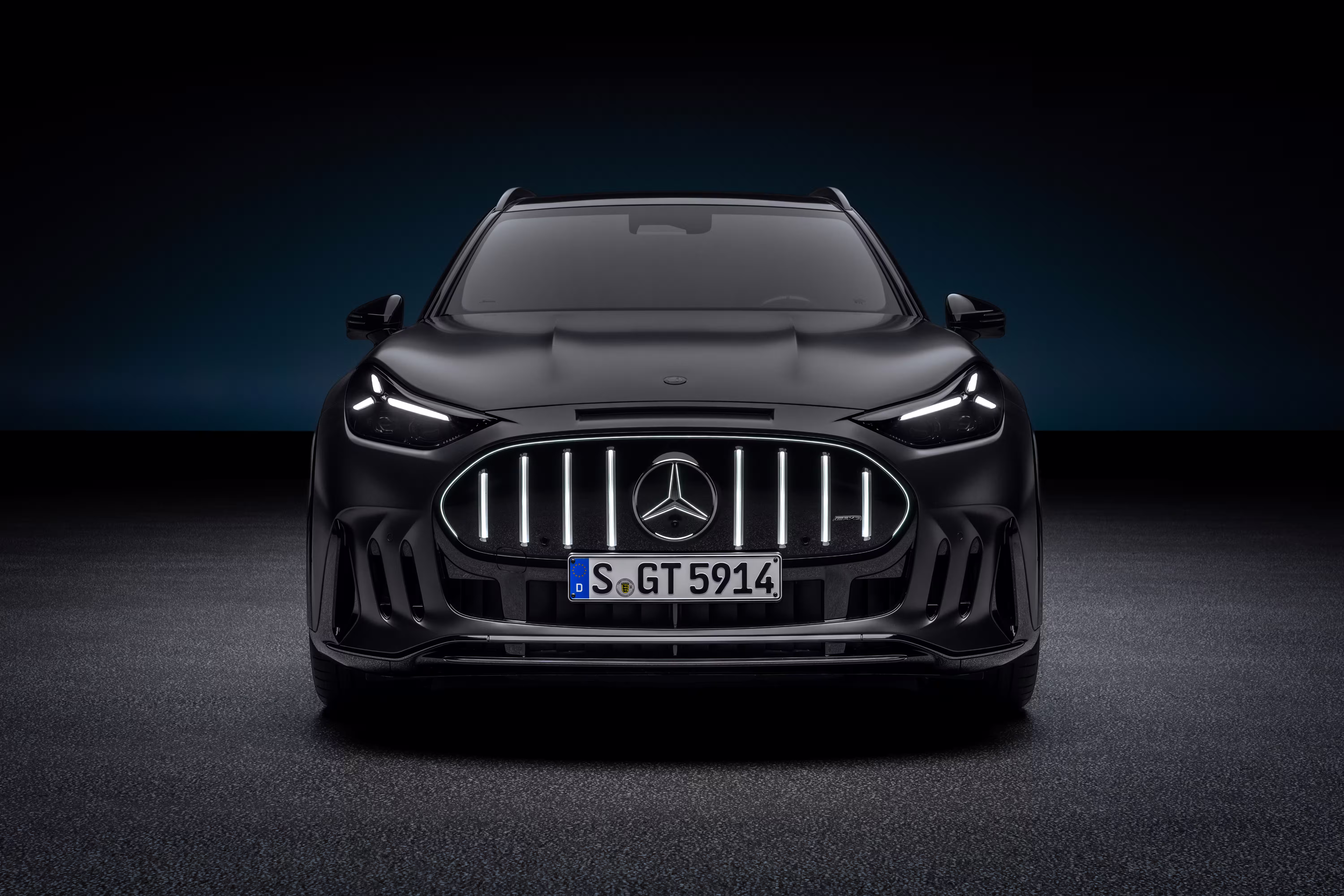 Mercedes-AMG GT SUV cinza visto de frente em foto de divulgação