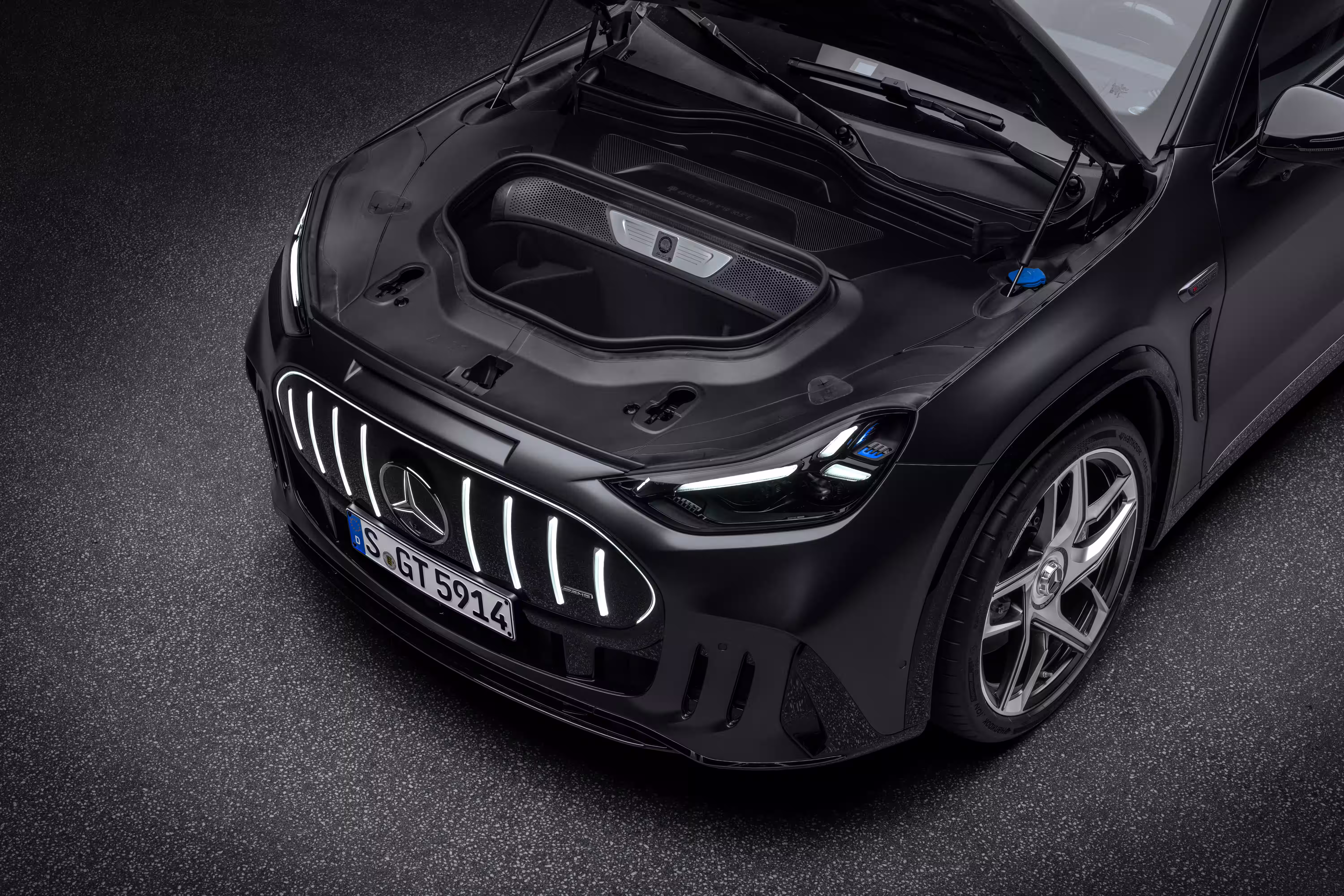 Compartimento dianteiro aberto do Mercedes-AMG GT SUV cinza