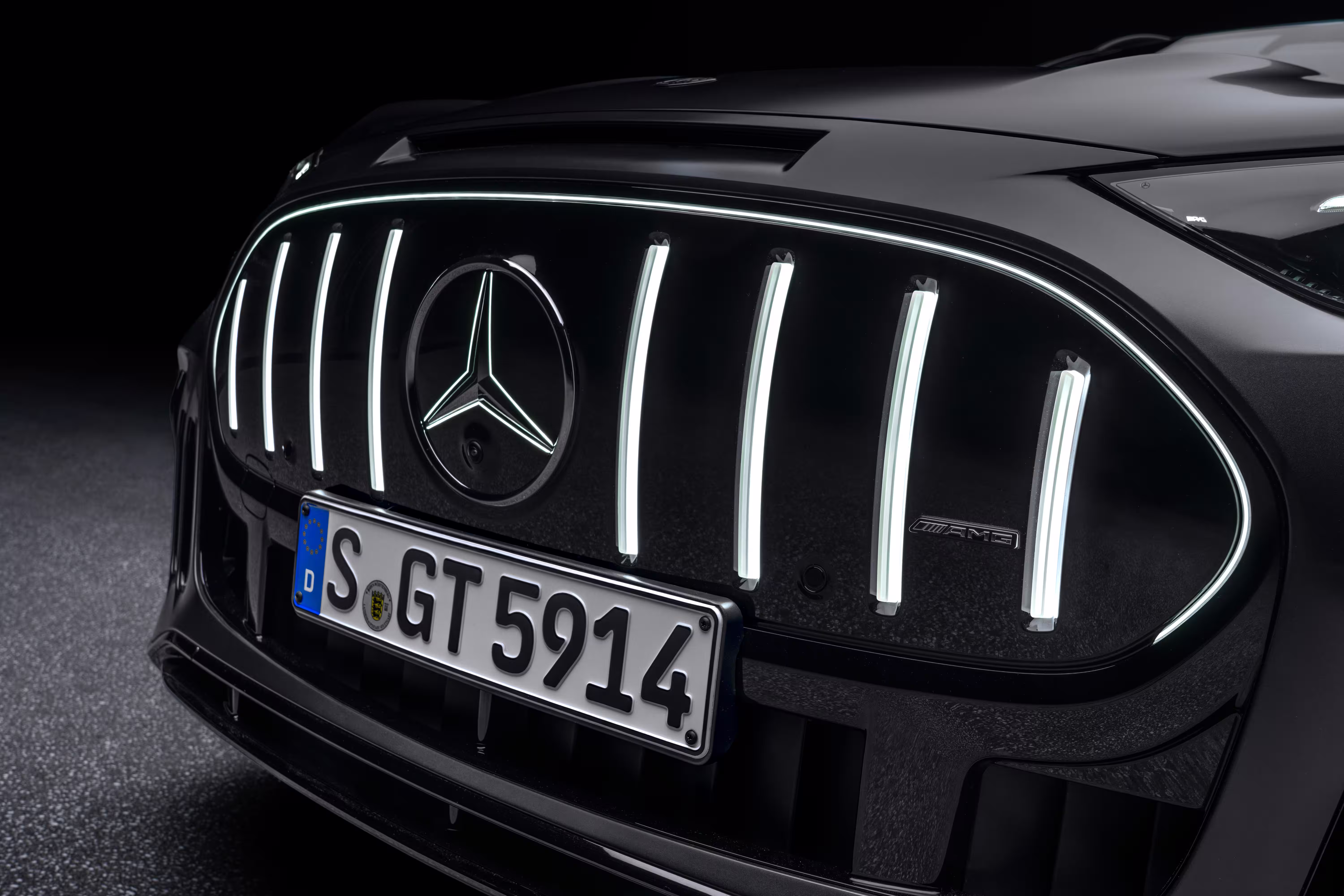 Detalhe da grade iluminada do Mercedes-AMG GT SUV cinza