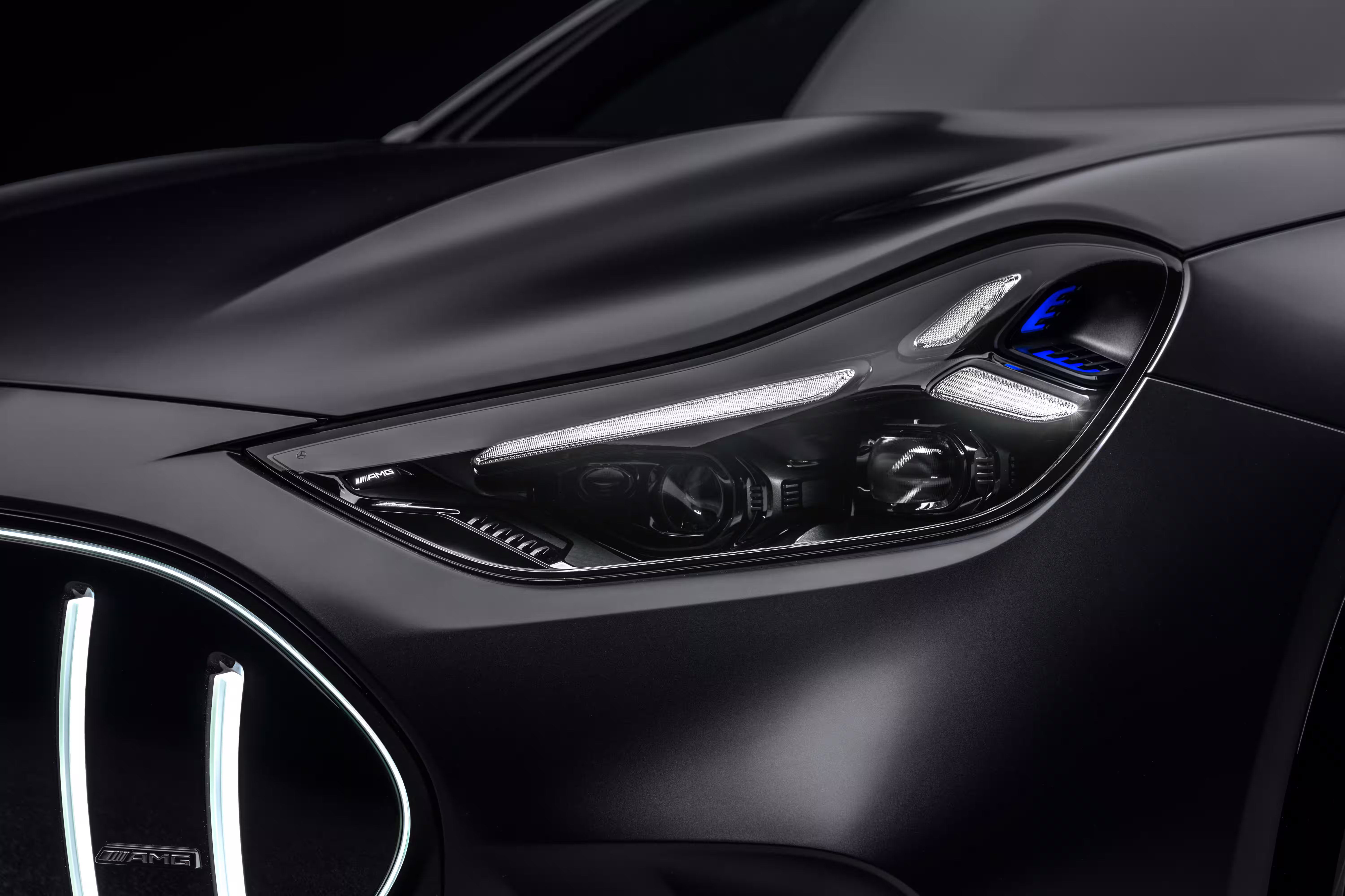 Farol dianteiro do Mercedes-AMG GT SUV cinza em detalhe