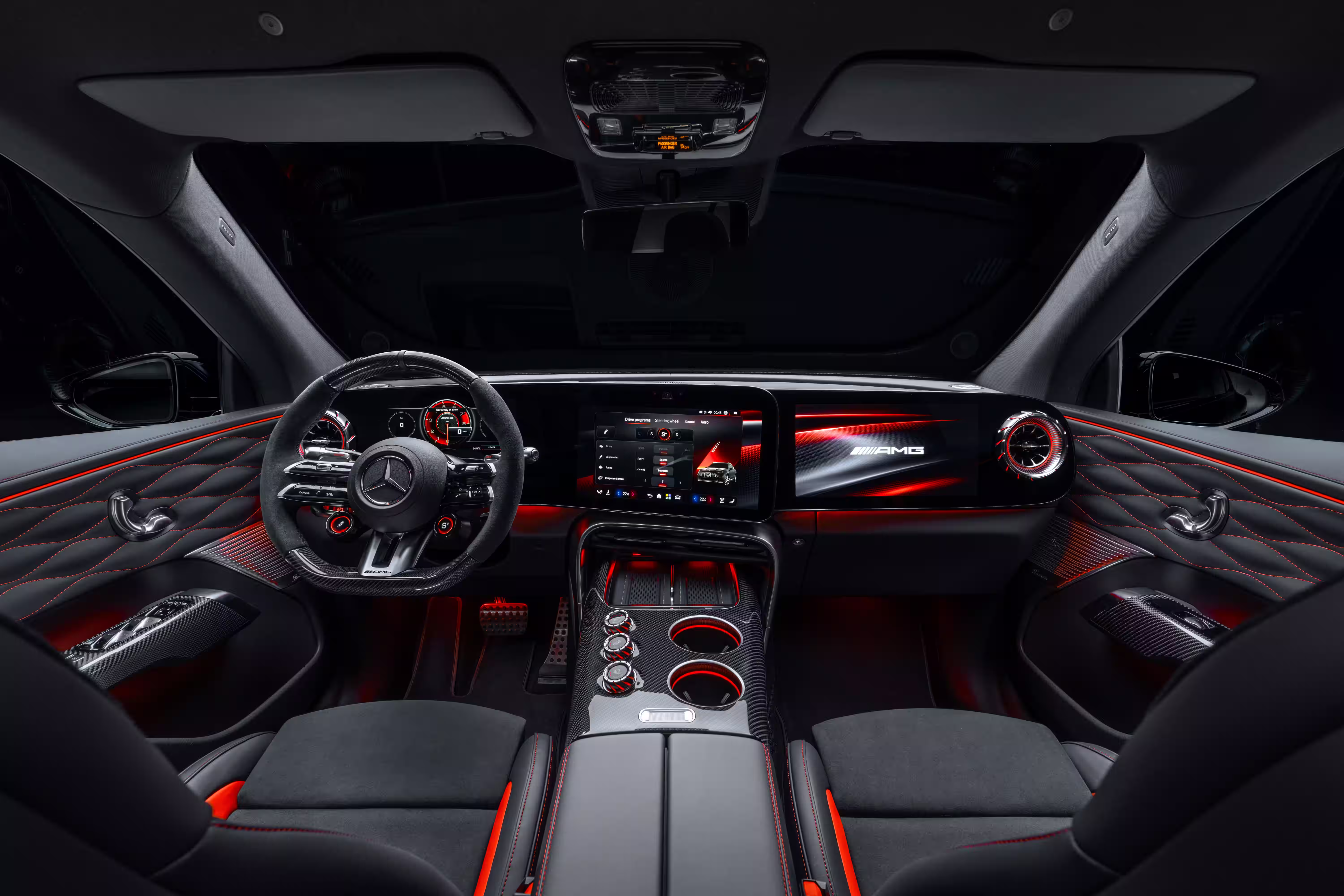 Visão ampla do painel e console do Mercedes-AMG GT SUV com acabamento vermelho