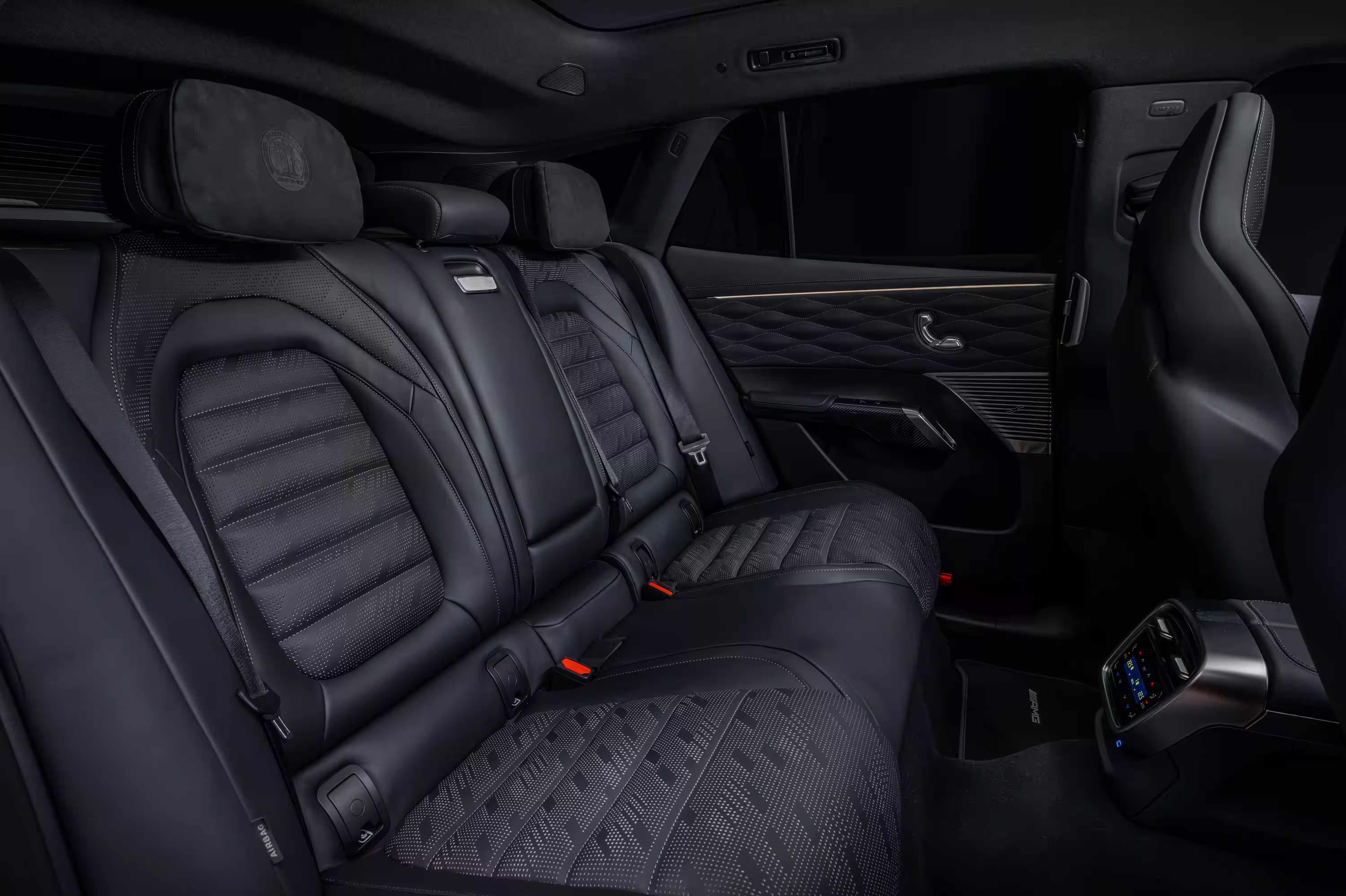 Banco traseiro do Mercedes-AMG GT SUV com acabamento preto