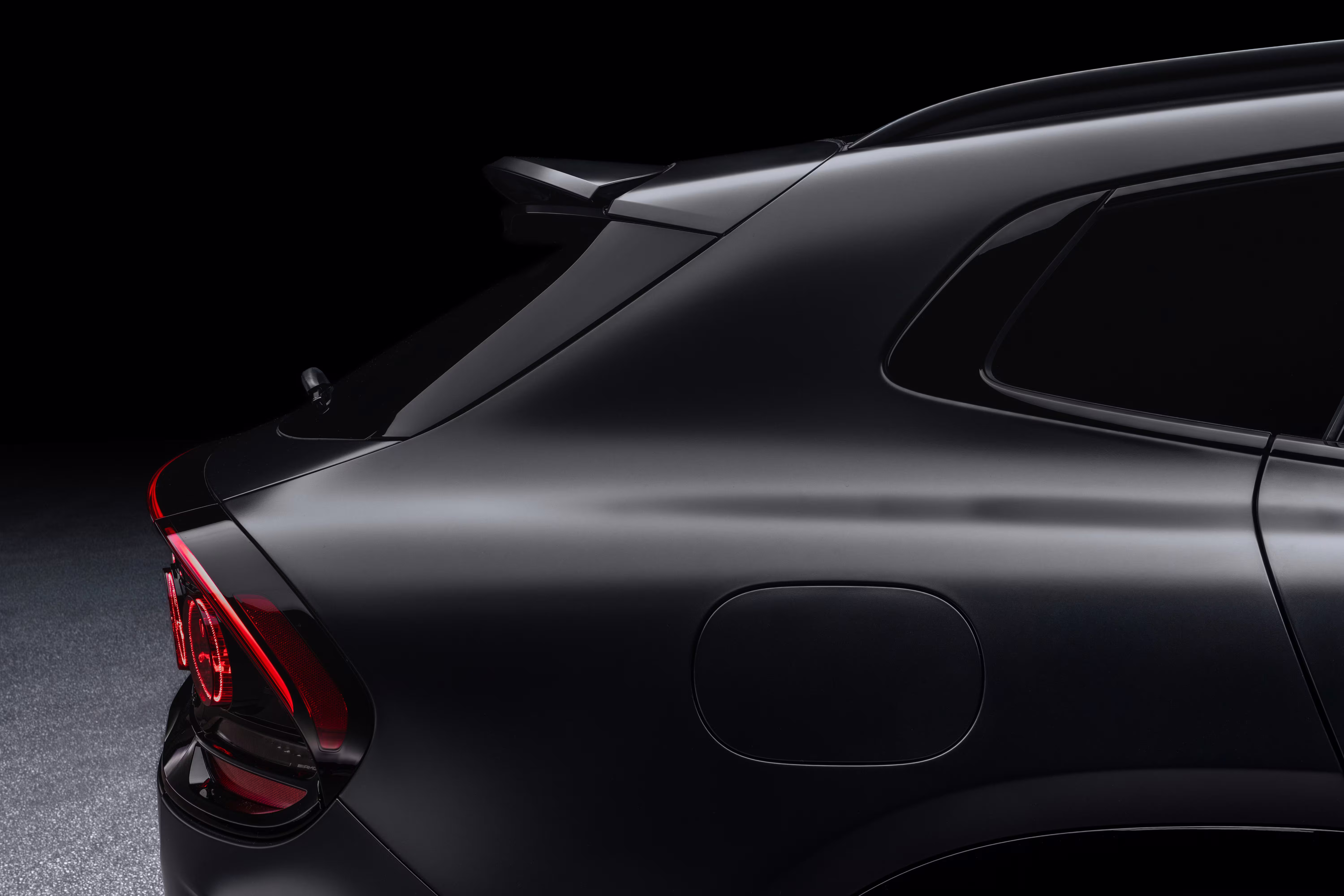 Coluna traseira e spoiler do Mercedes-AMG GT SUV cinza