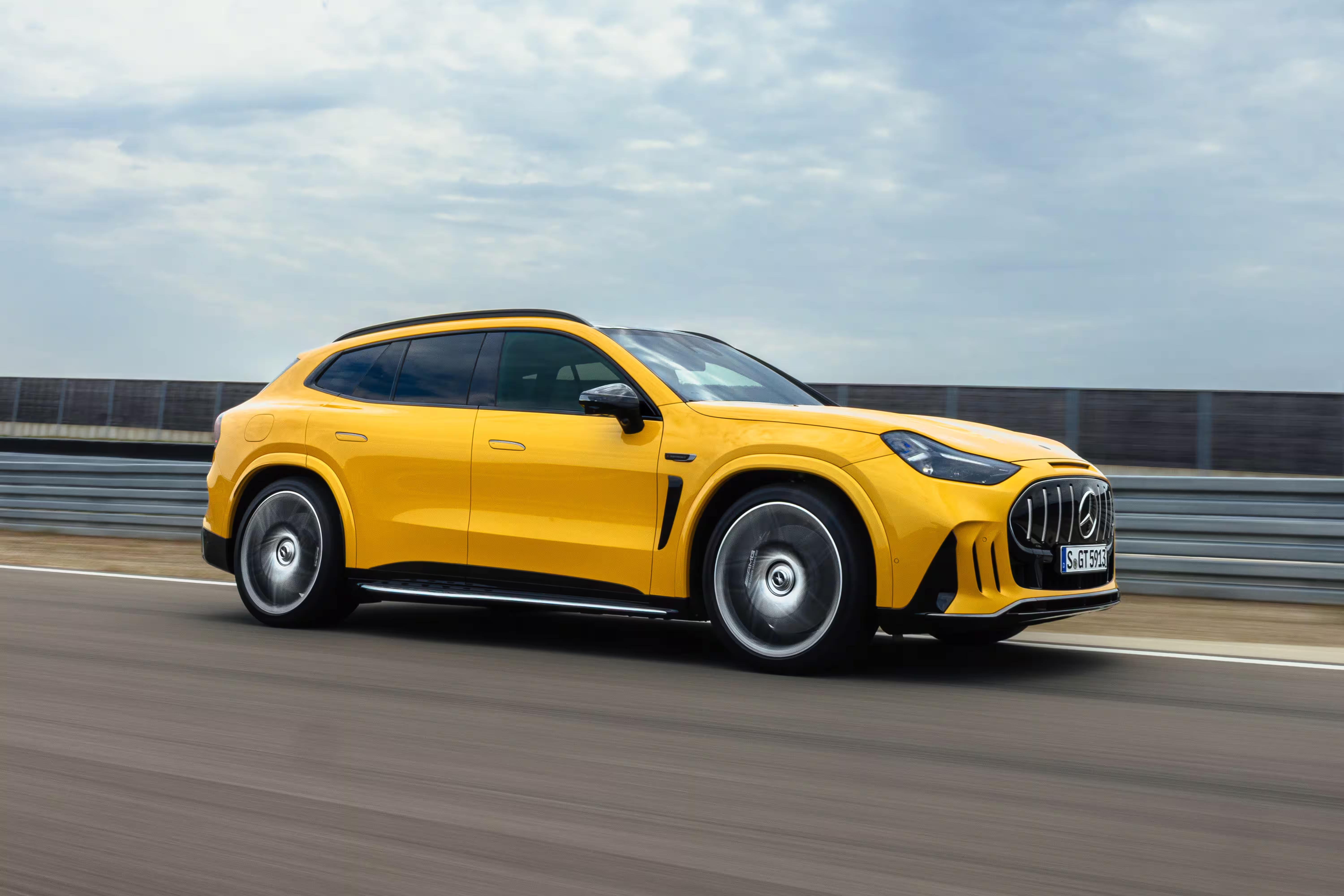 Mercedes-AMG GT SUV amarelo fotografado lateralmente em movimento