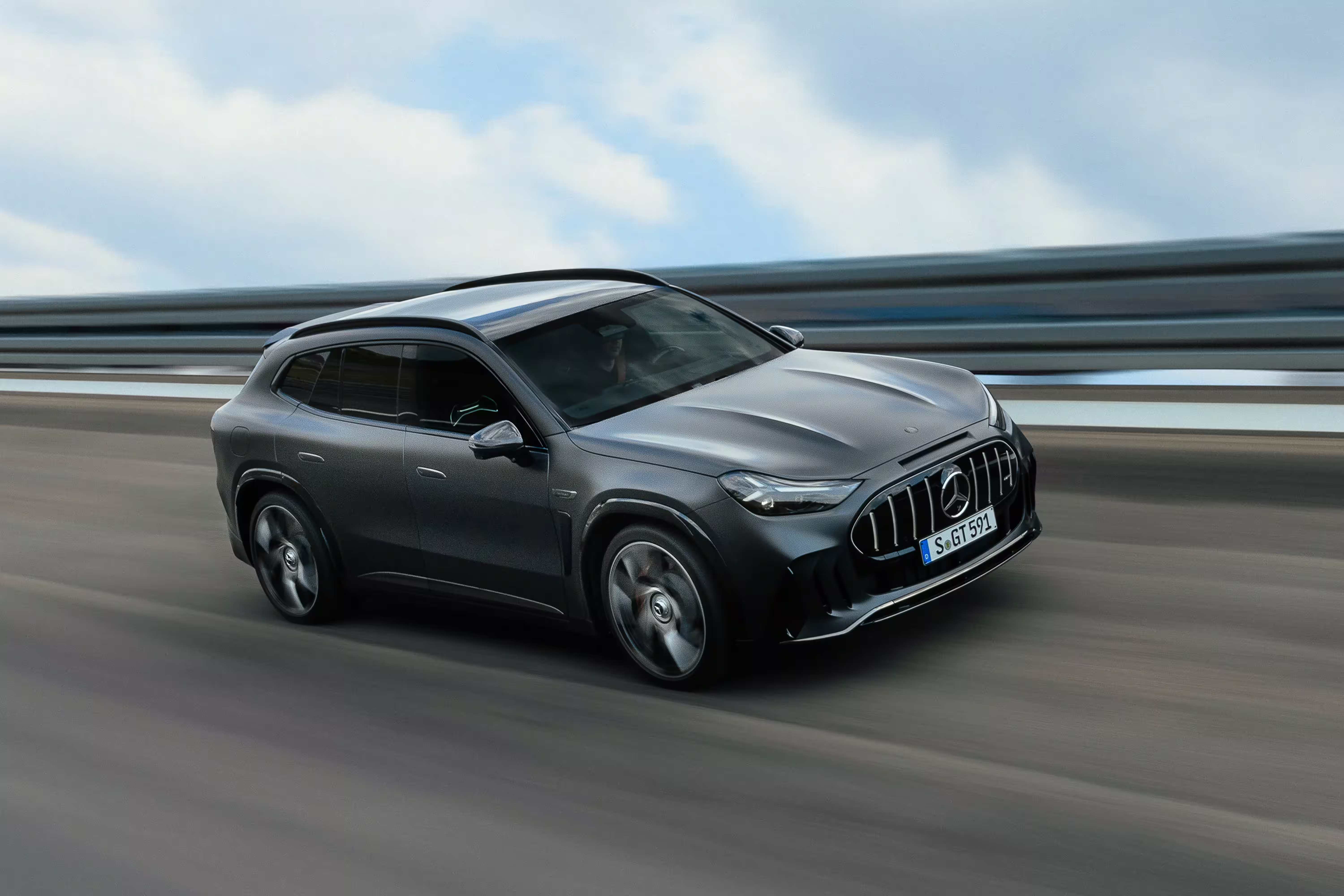 Mercedes-AMG GT SUV cinza em movimento visto de frente e de lado