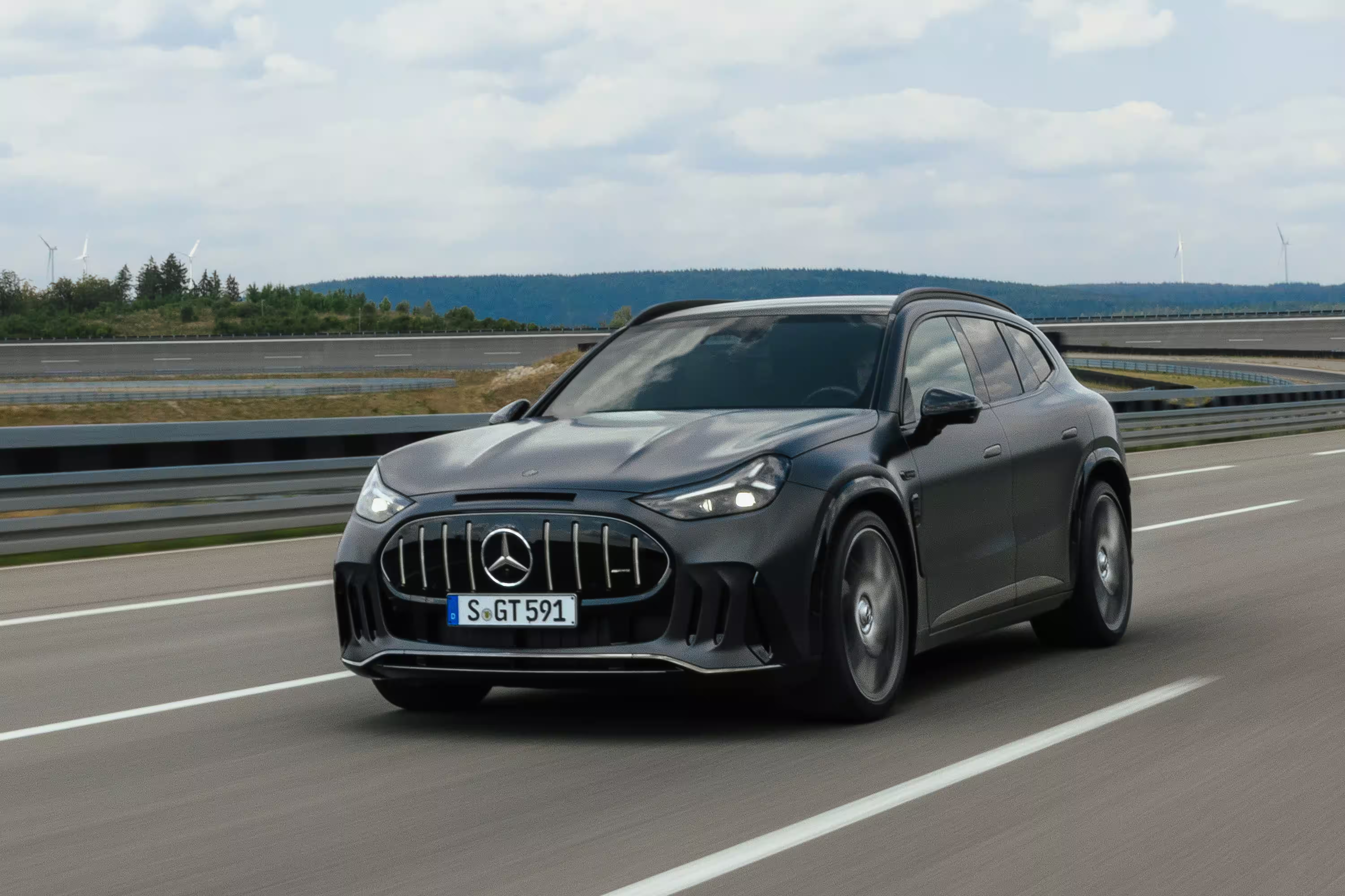 Mercedes-AMG GT SUV cinza em três quartos dianteiros na pista