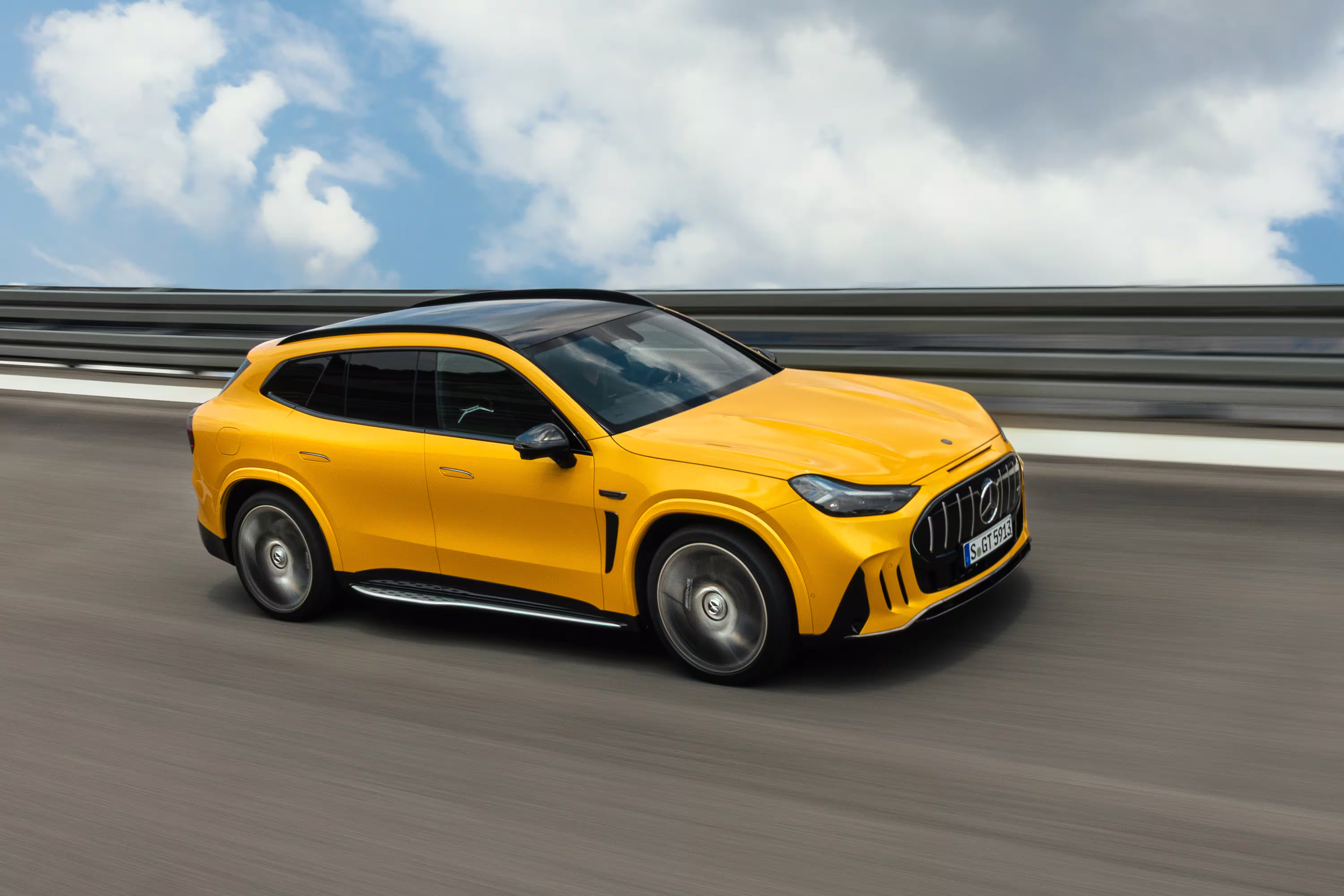 Mercedes-AMG GT SUV amarelo em movimento em três quartos dianteiros