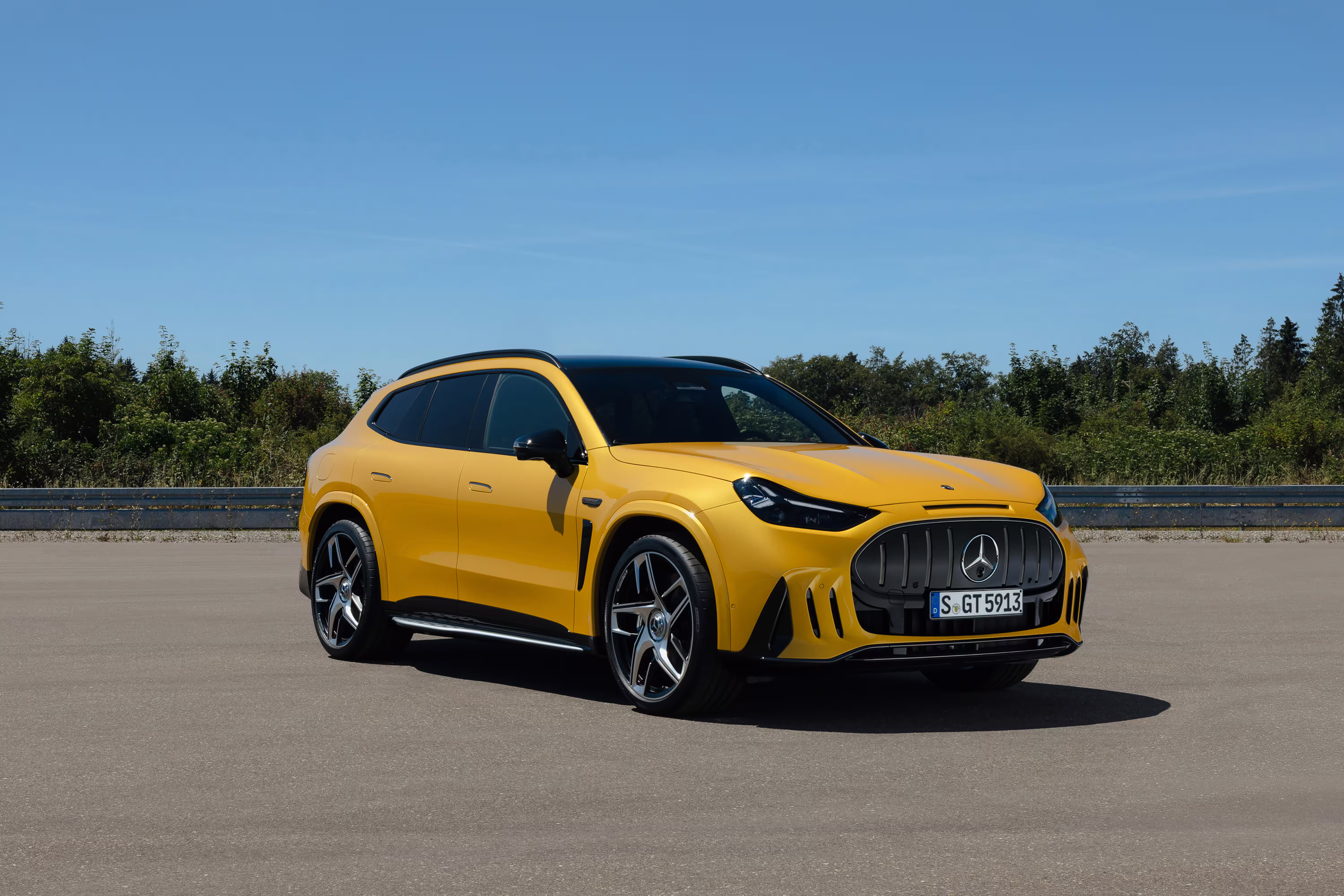 Mercedes-AMG GT SUV amarelo parado em área externa de pista
