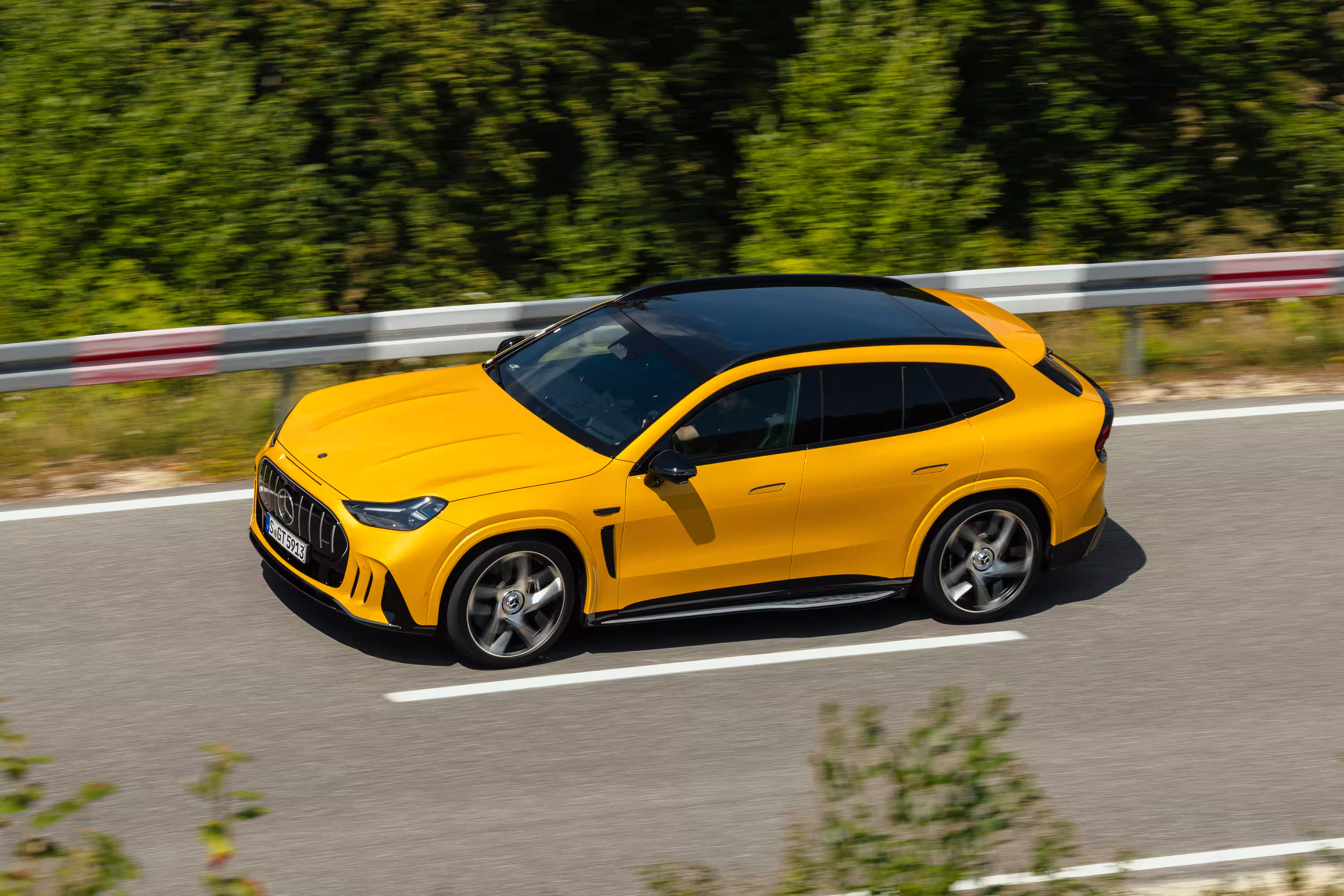 Mercedes-AMG GT SUV amarelo visto de cima e pela dianteira em movimento