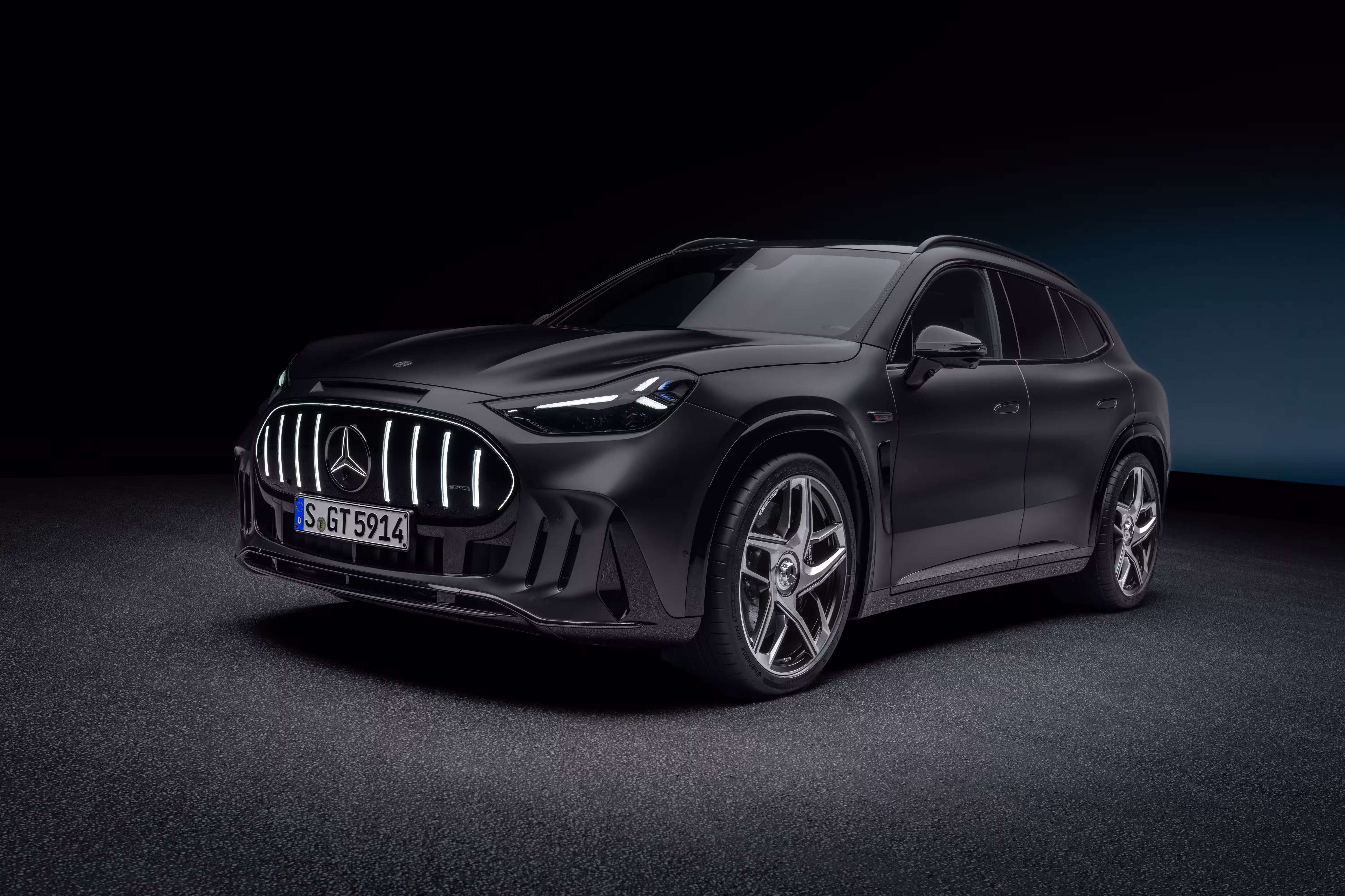 Mercedes-AMG GT SUV cinza em vista dianteira de três quartos no estúdio
