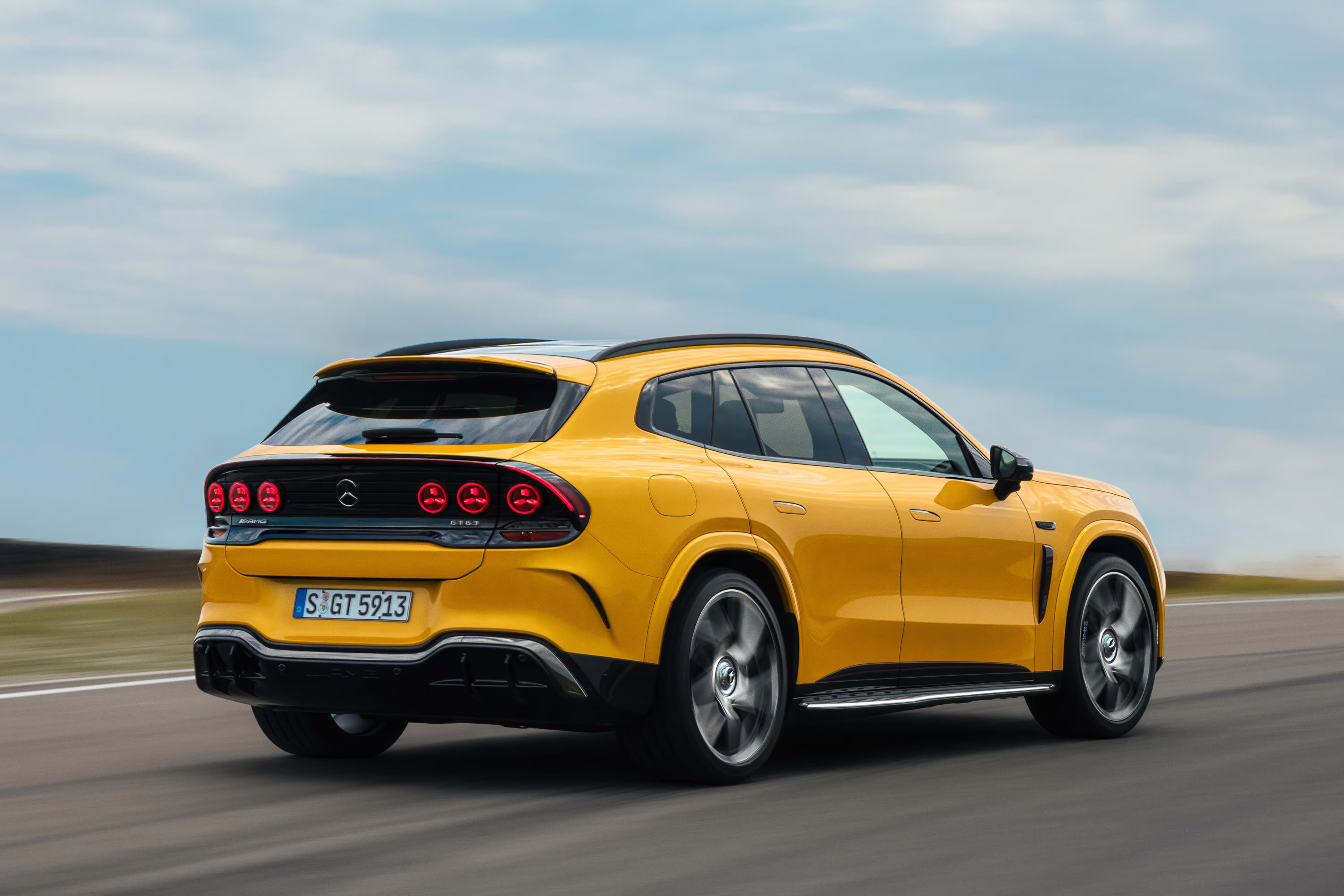 Mercedes-AMG GT SUV amarelo em movimento visto pela traseira