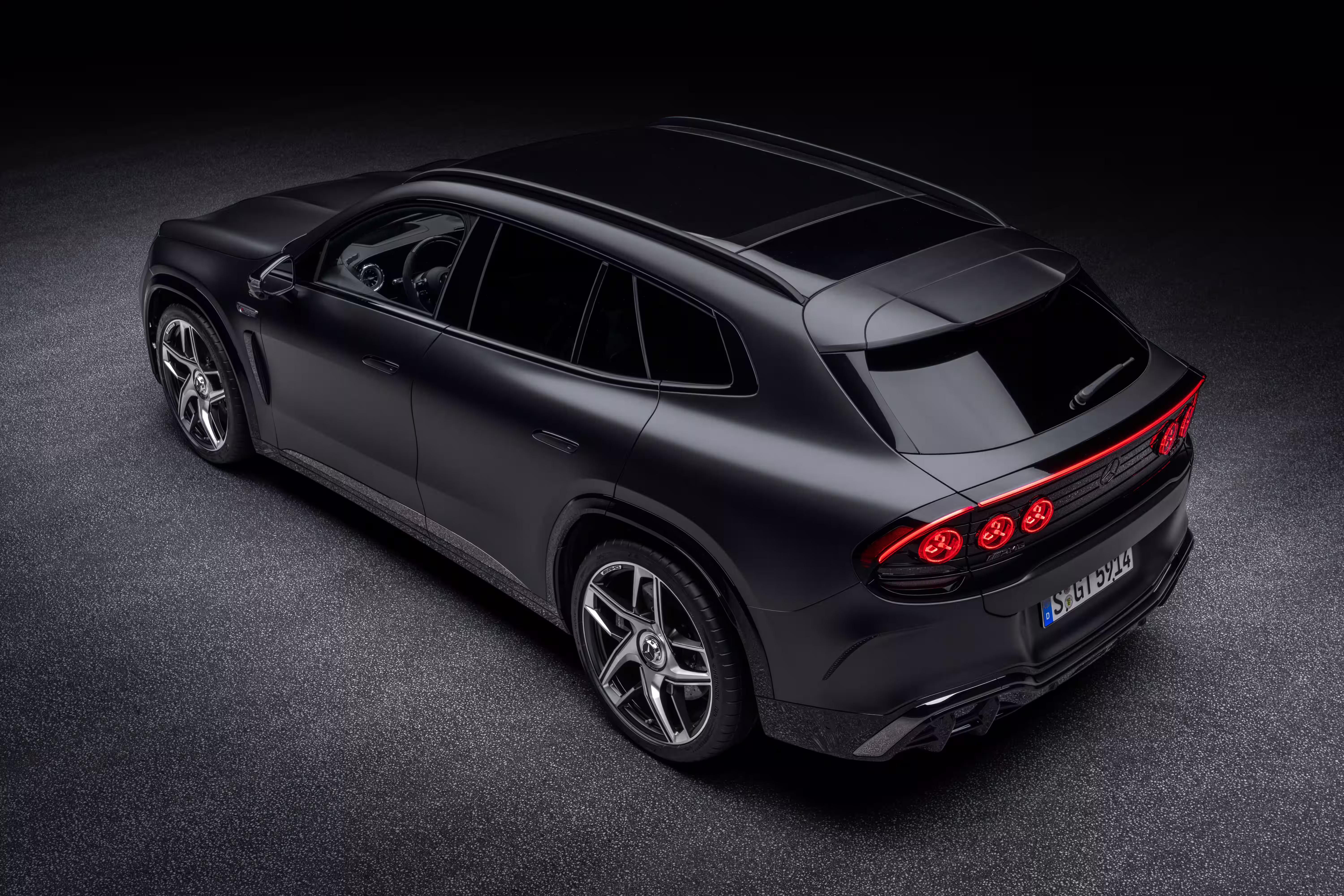 Mercedes-AMG GT SUV cinza visto por cima e pela traseira
