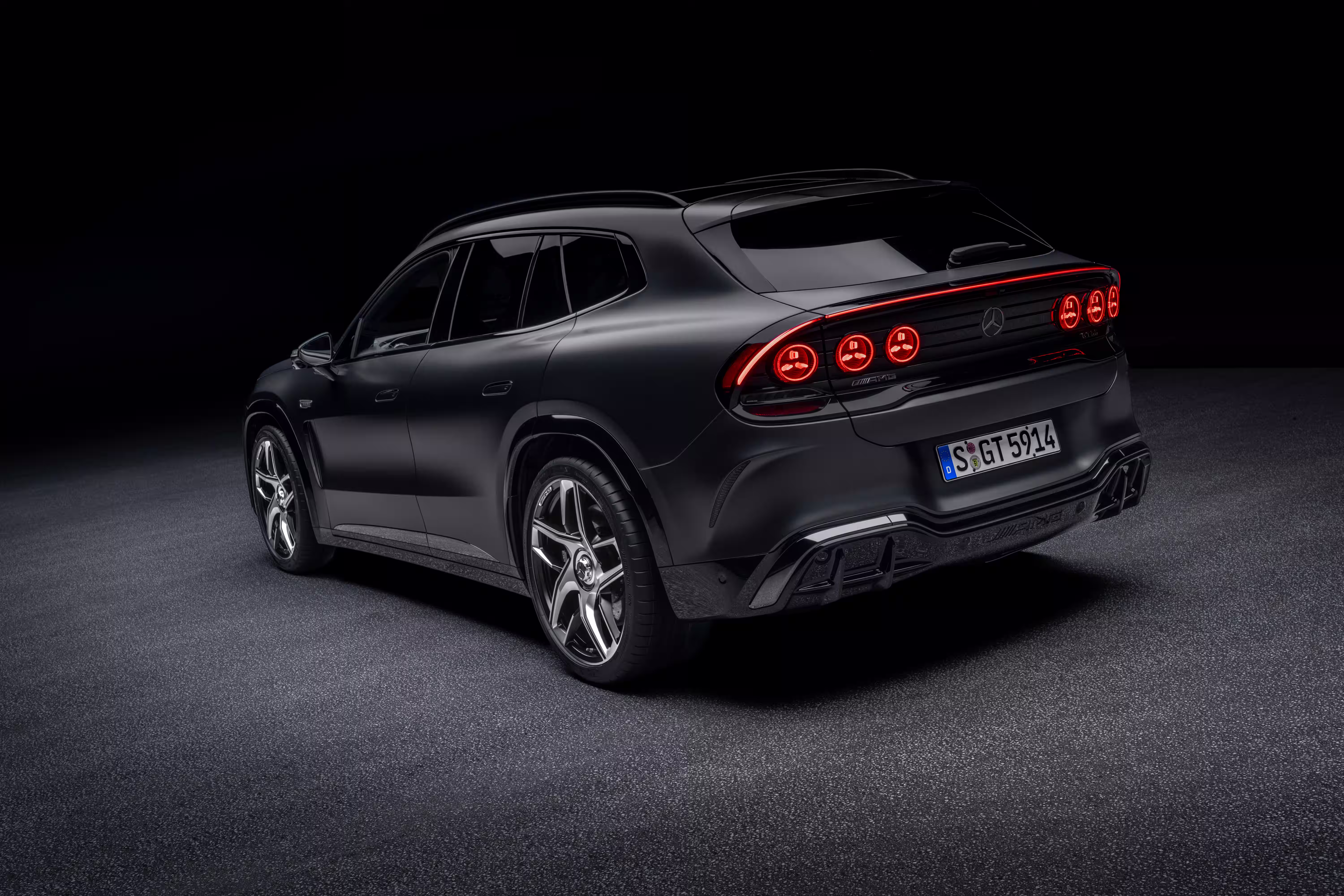 Mercedes-AMG GT SUV cinza em vista traseira de três quartos