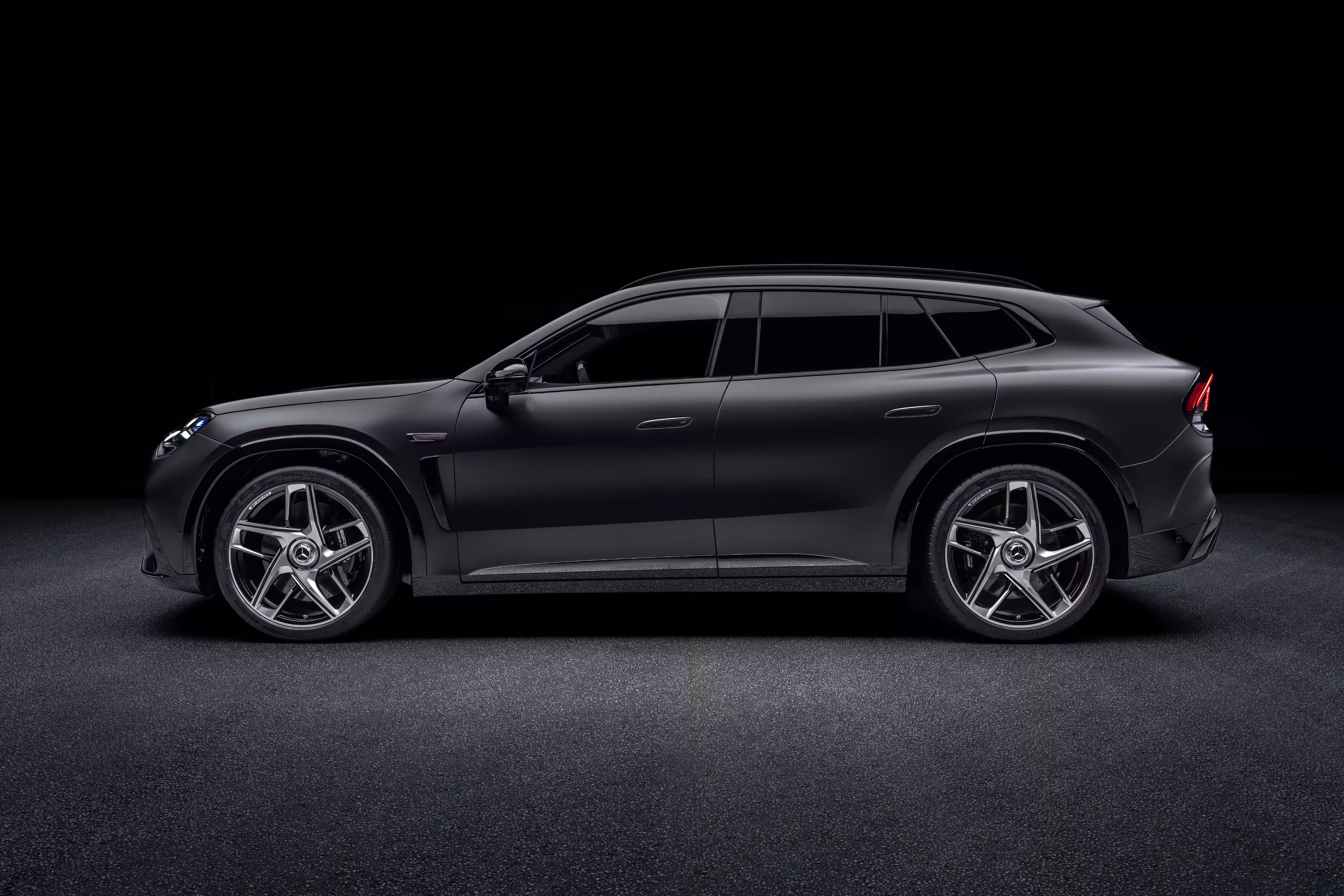 Perfil do Mercedes-AMG GT SUV cinza em estúdio