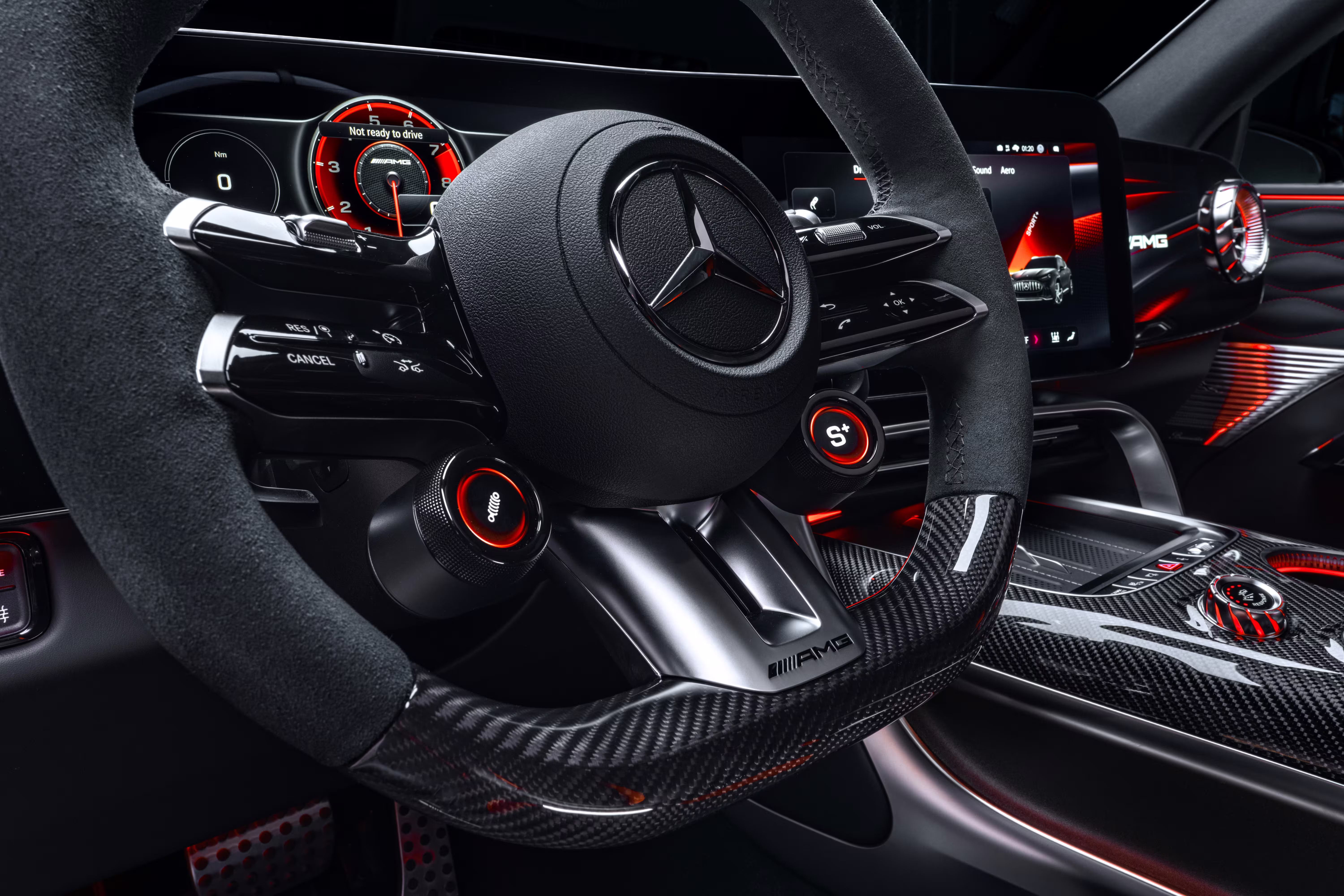 Volante AMG Performance e painel do GT SUV com detalhes vermelhos