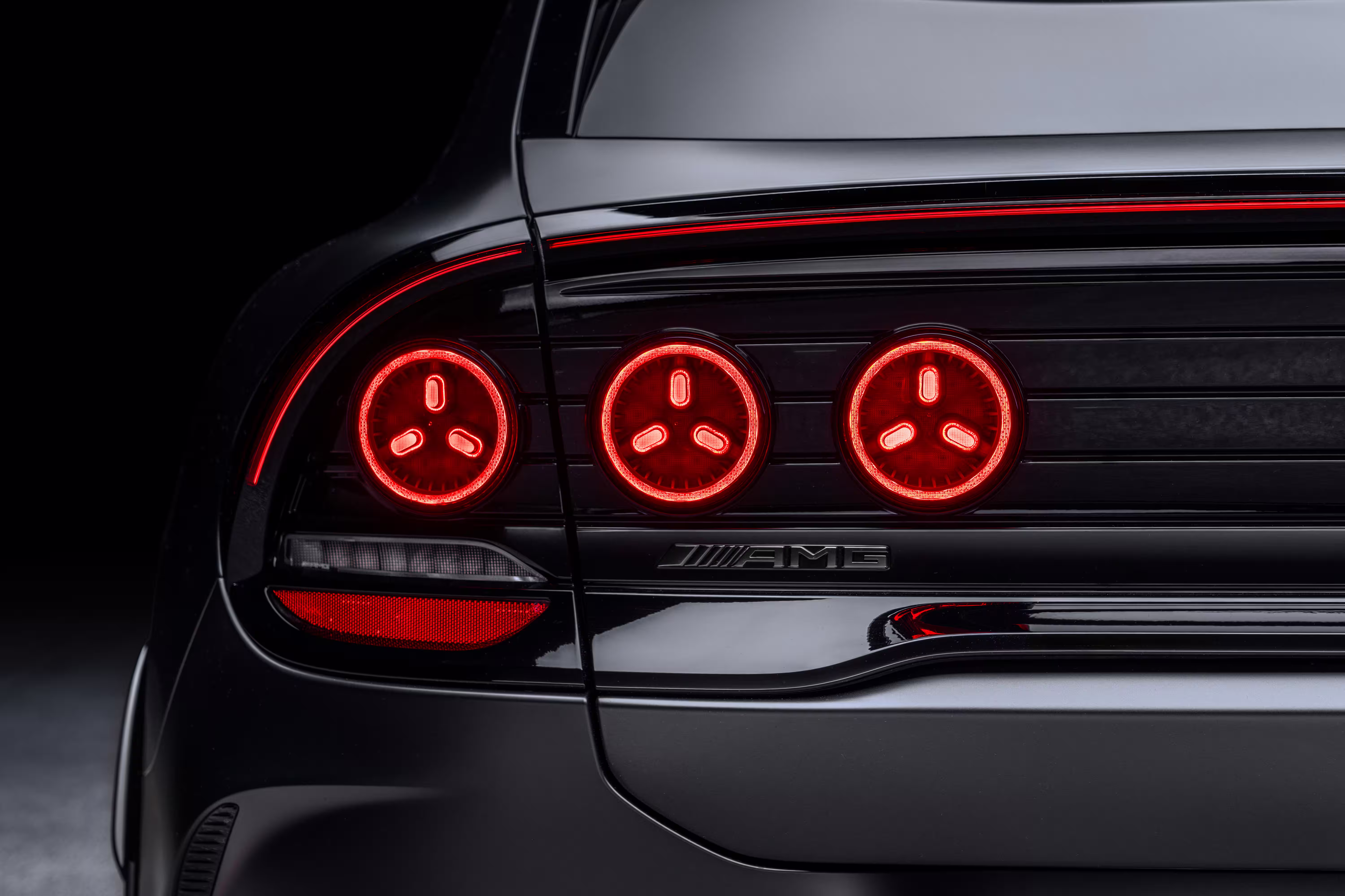 Três lanternas circulares do Mercedes-AMG GT SUV cinza em detalhe