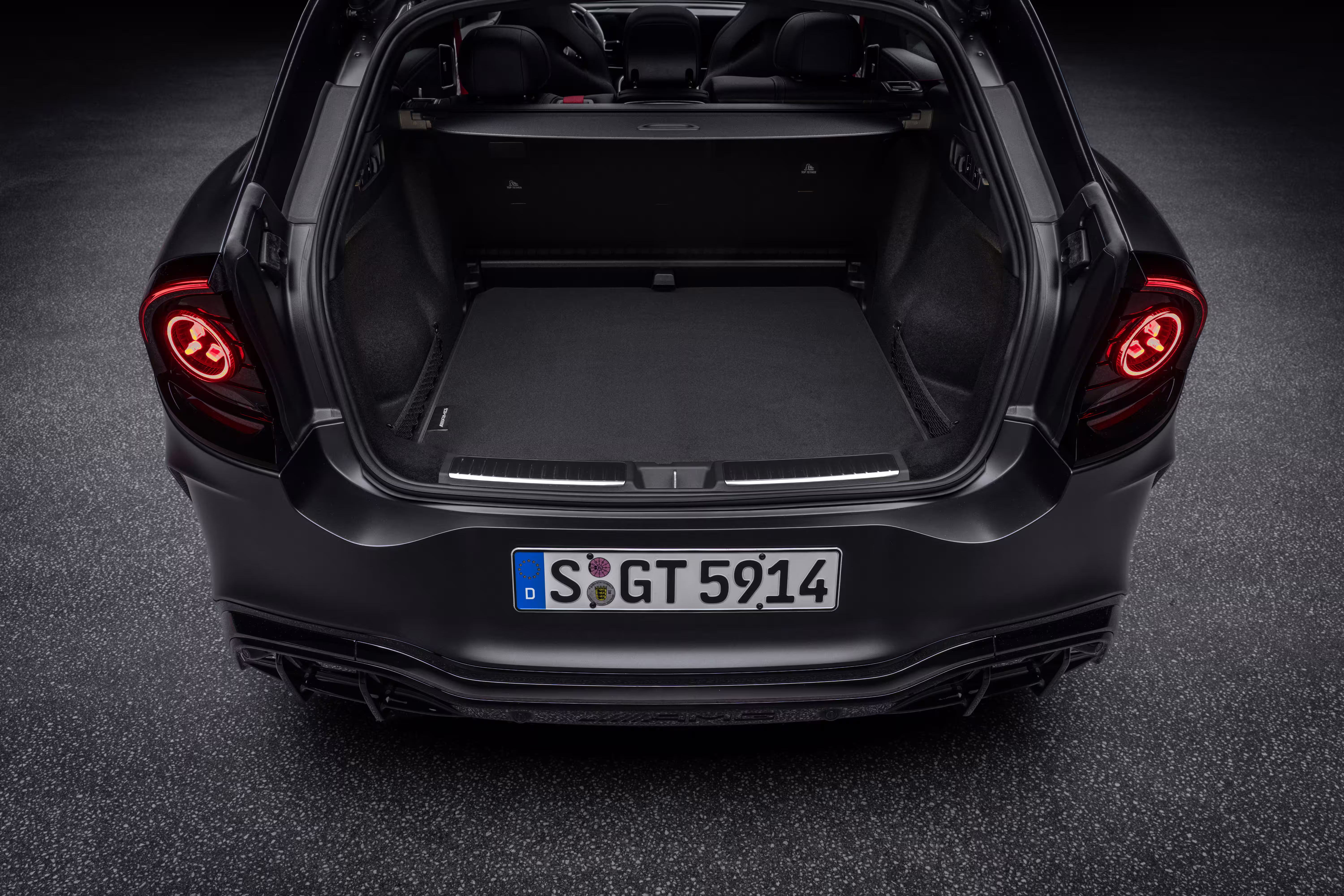 Porta-malas aberto do Mercedes-AMG GT SUV cinza