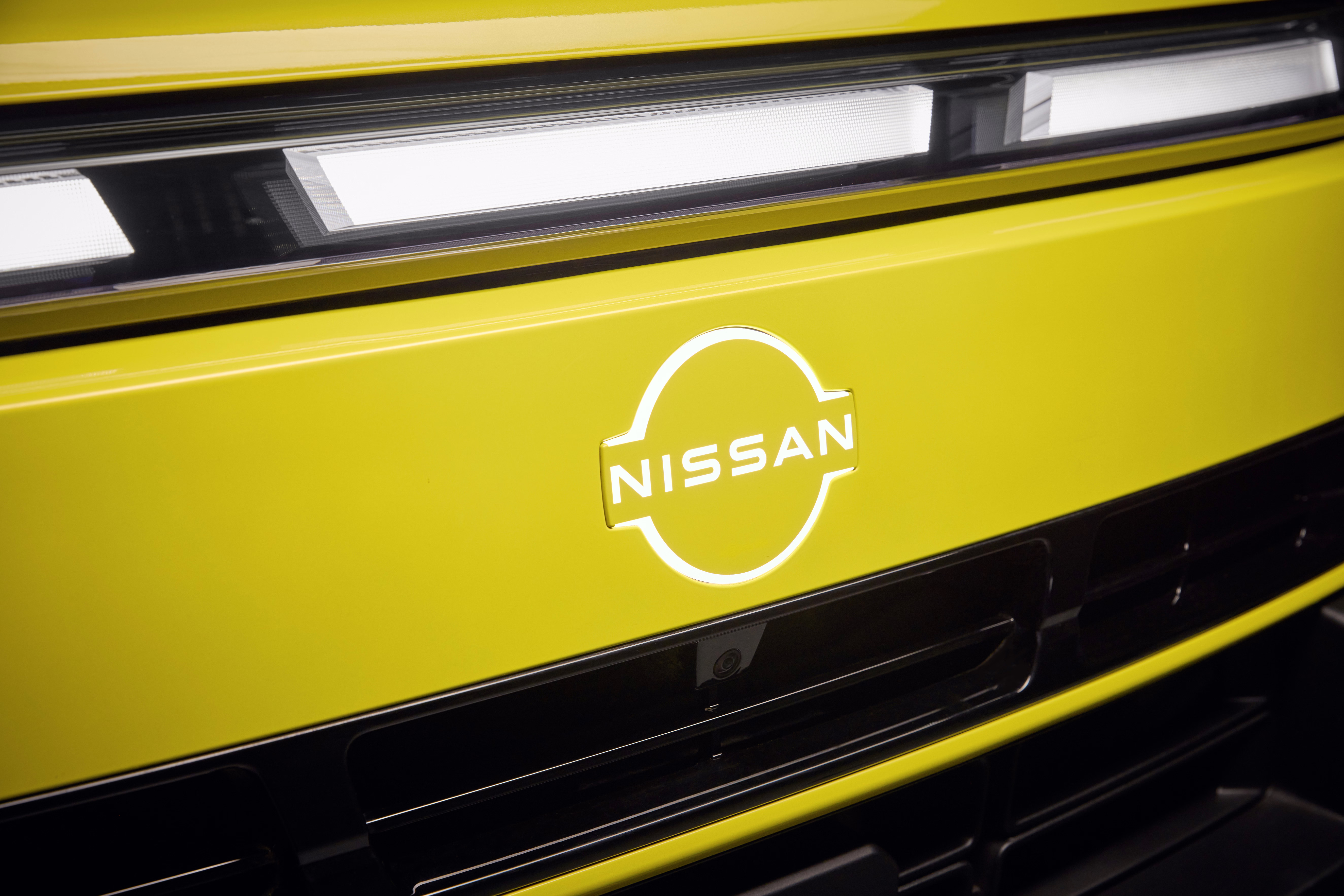 Emblema Nissan iluminado no centro da grade da Frontier Pro