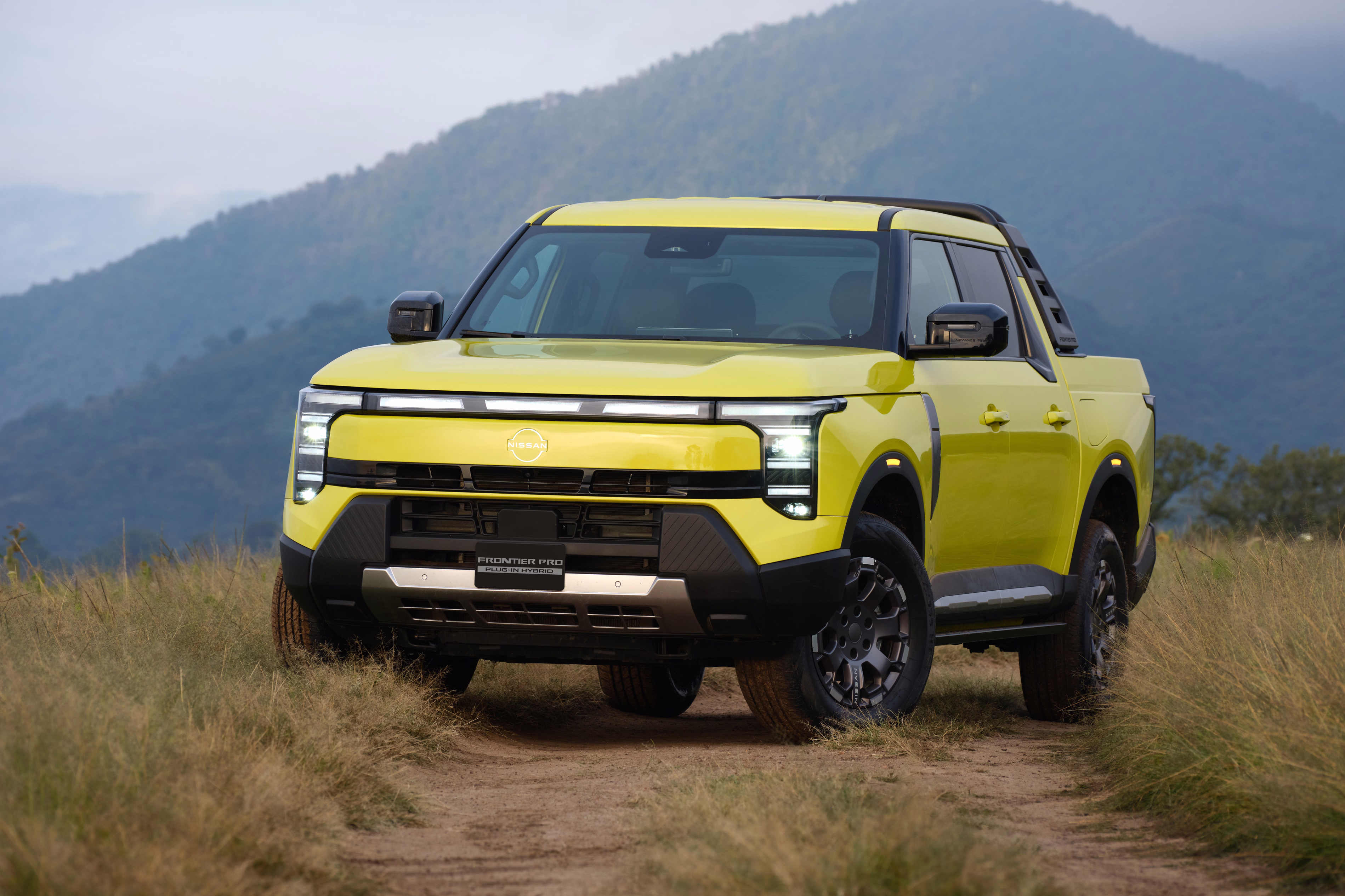 Frontier Pro em vista dianteira de três quartos sobre uma estrada de terra
