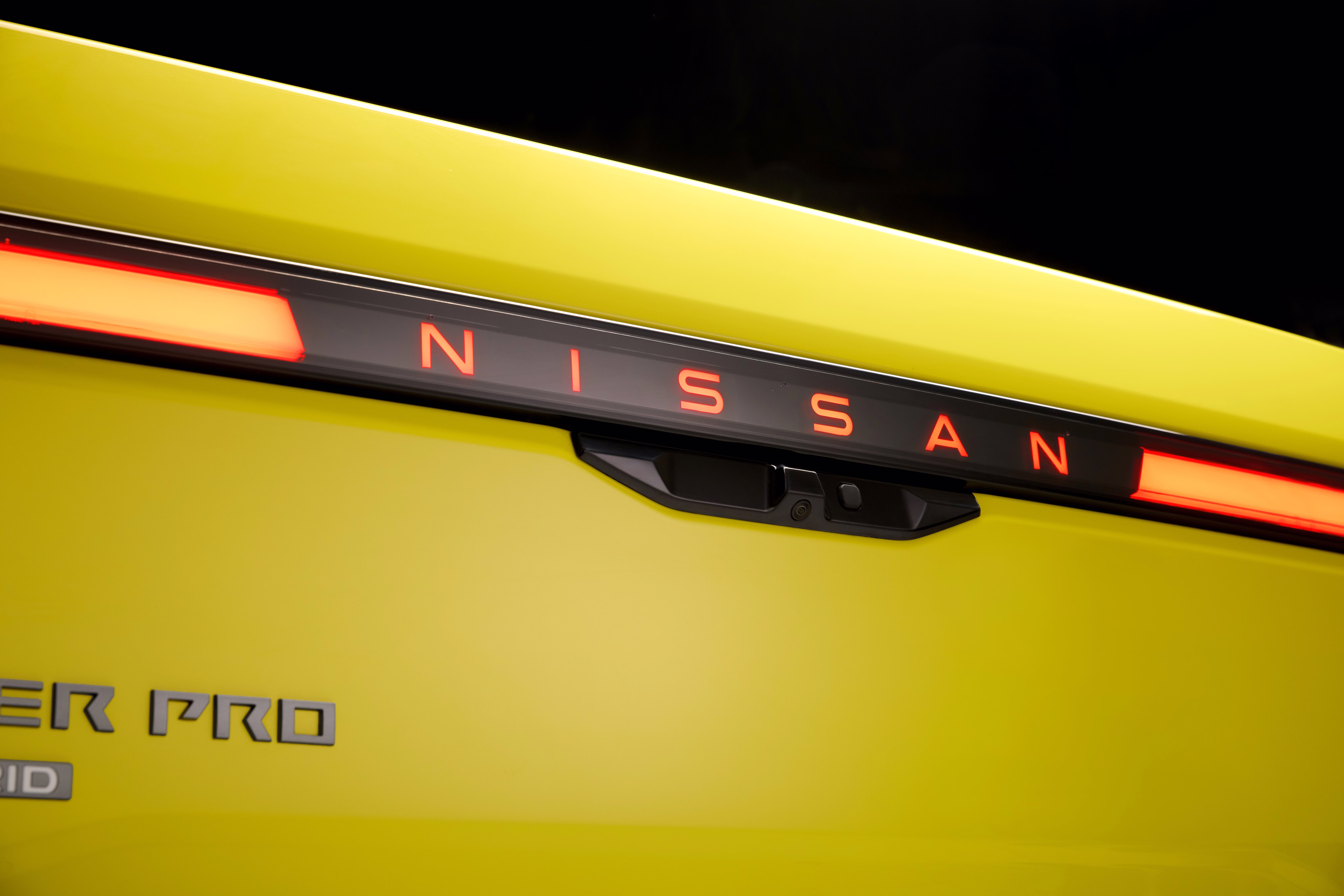 Barra de lanternas e letras Nissan na tampa traseira da Frontier Pro