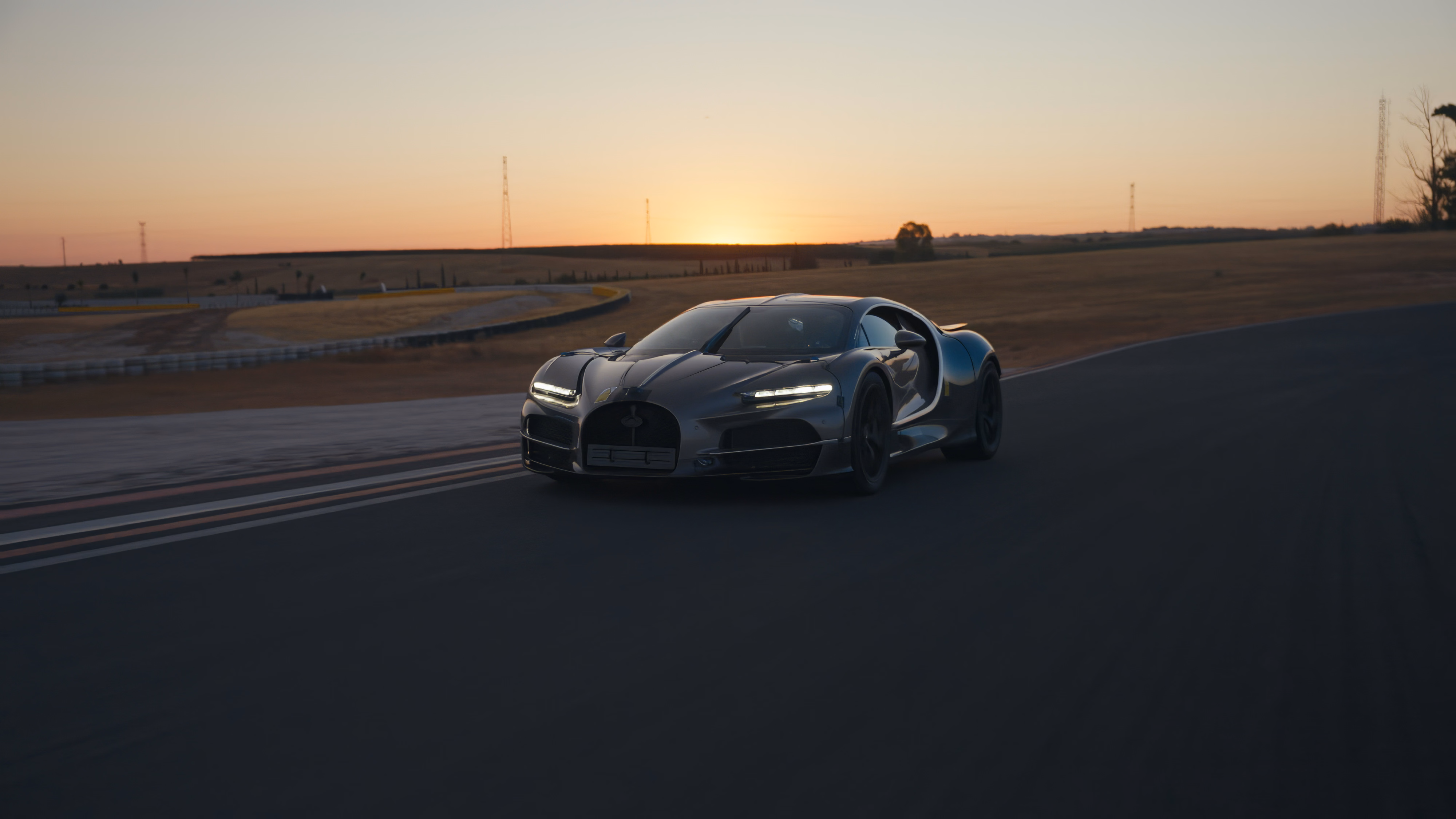Bugatti Tourbillon fotografado pela dianteira em três quartos na pista ao entardecer