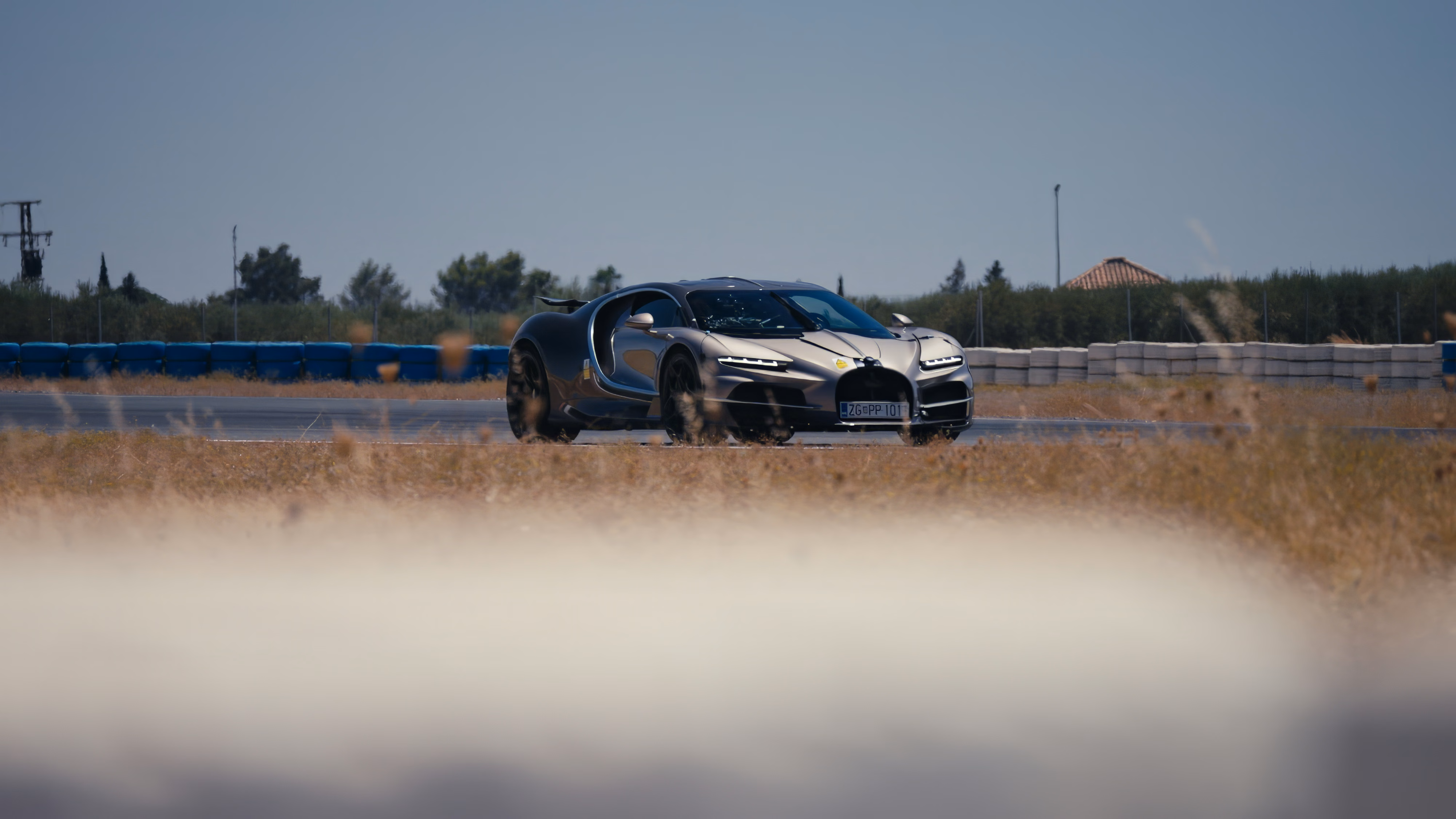 Bugatti Tourbillon em três quartos dianteiros durante teste no circuito de Sevilha