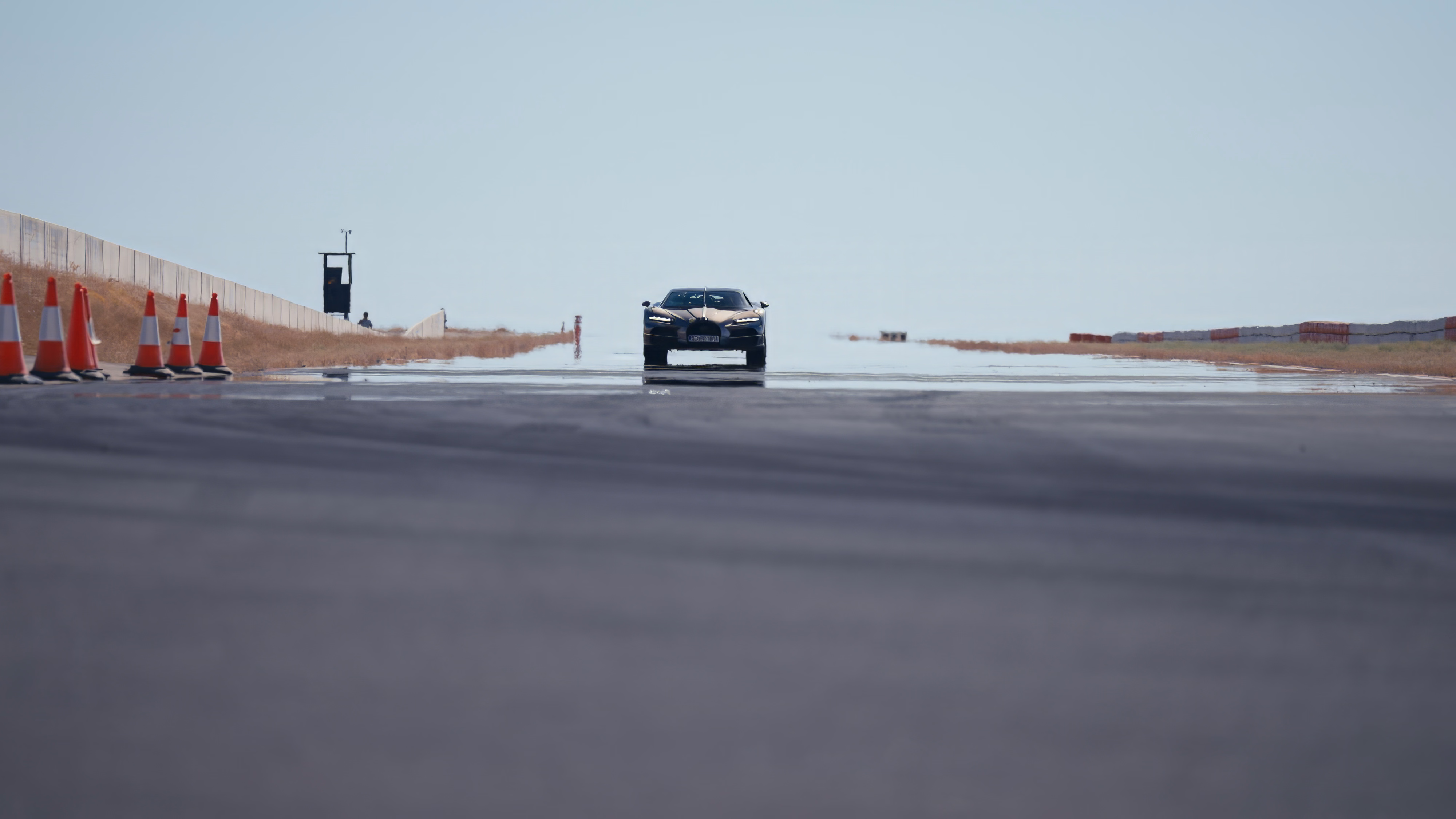 Bugatti Tourbillon visto de frente ao longe em uma reta do circuito espanhol