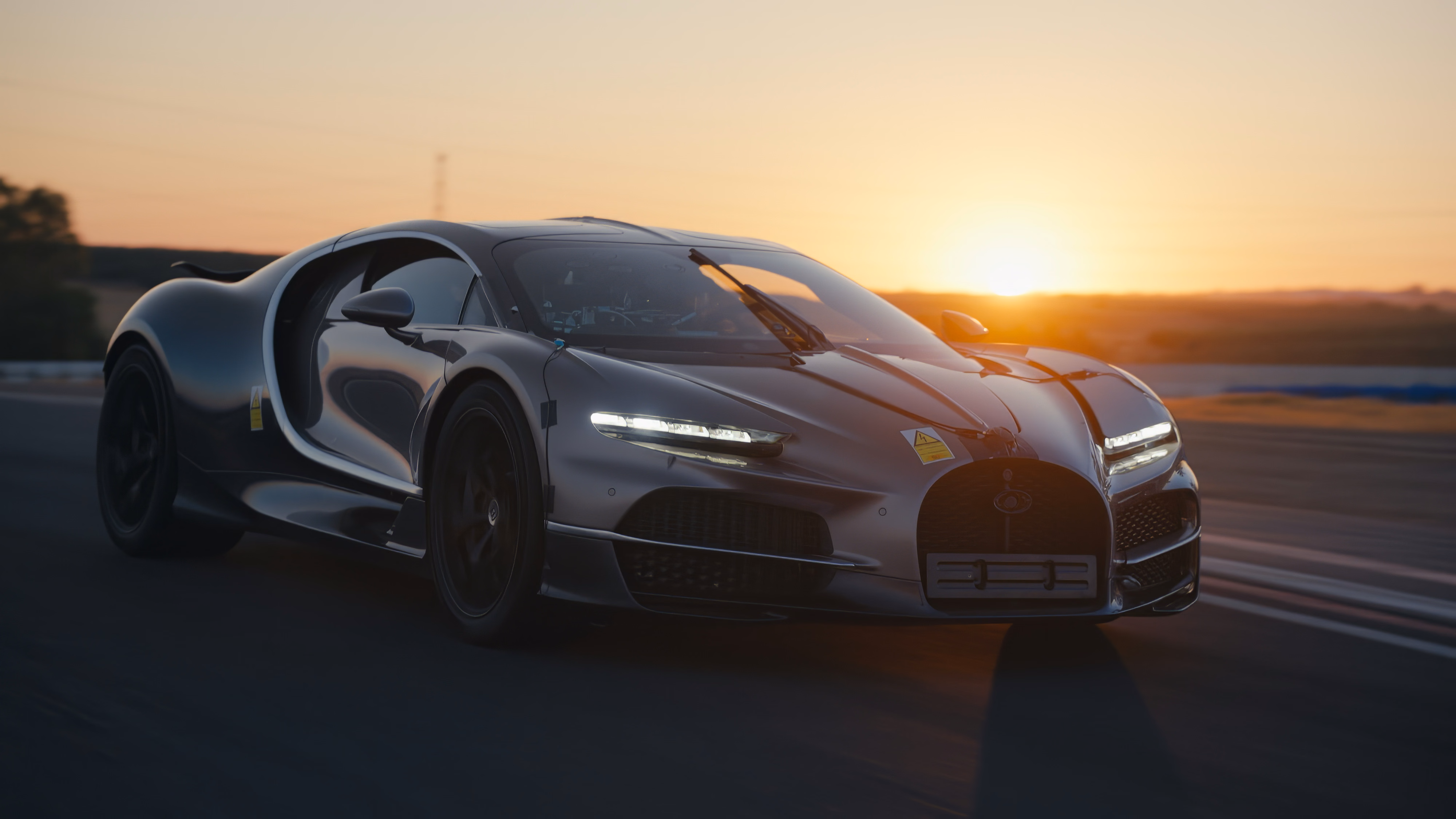 Protótipo do Bugatti Tourbillon em três quartos dianteiros na pista ao pôr do sol