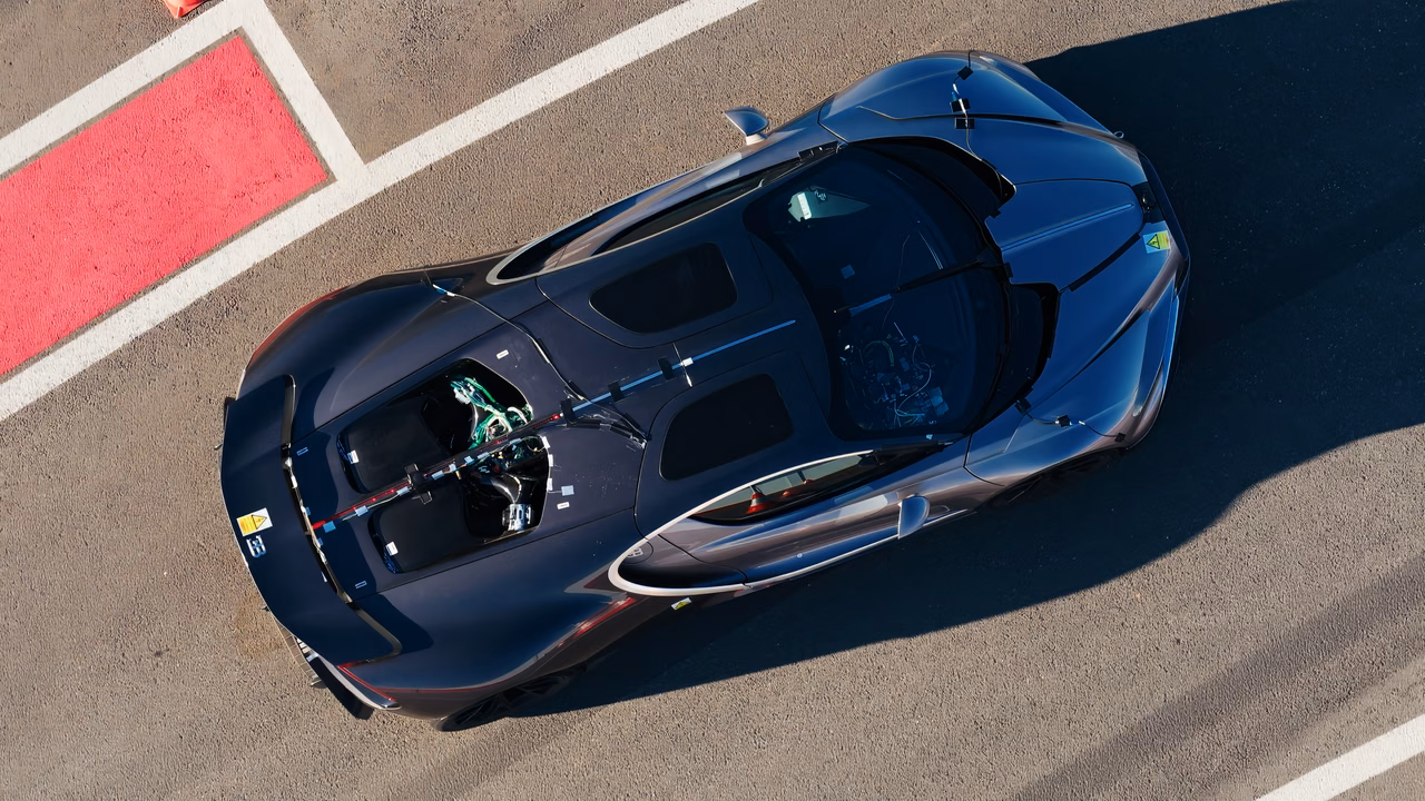 Bugatti Tourbillon visto de cima junto à faixa vermelha e branca do circuito