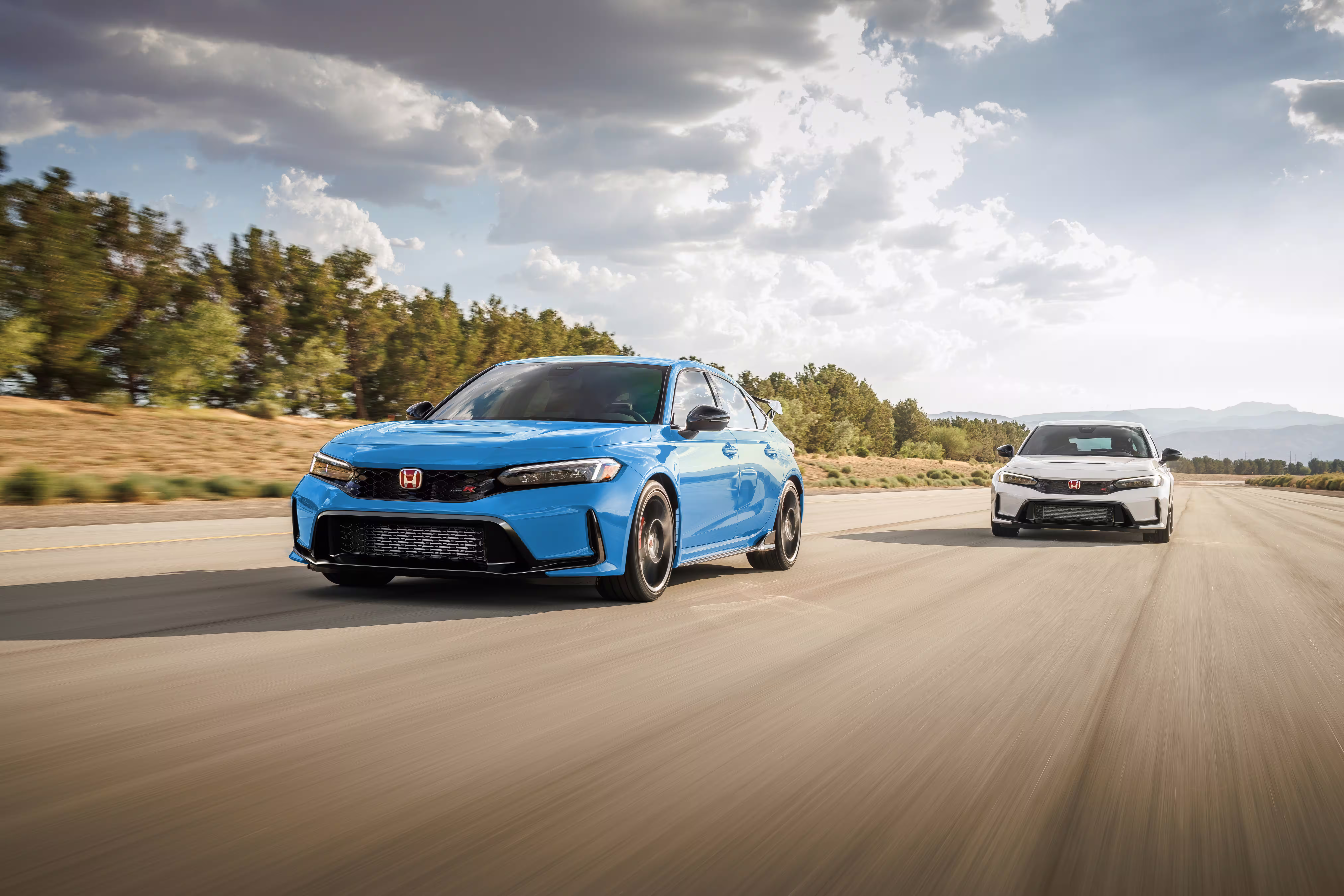 Dois Honda Civic Type R 2027, azul e branco, em movimento no circuito