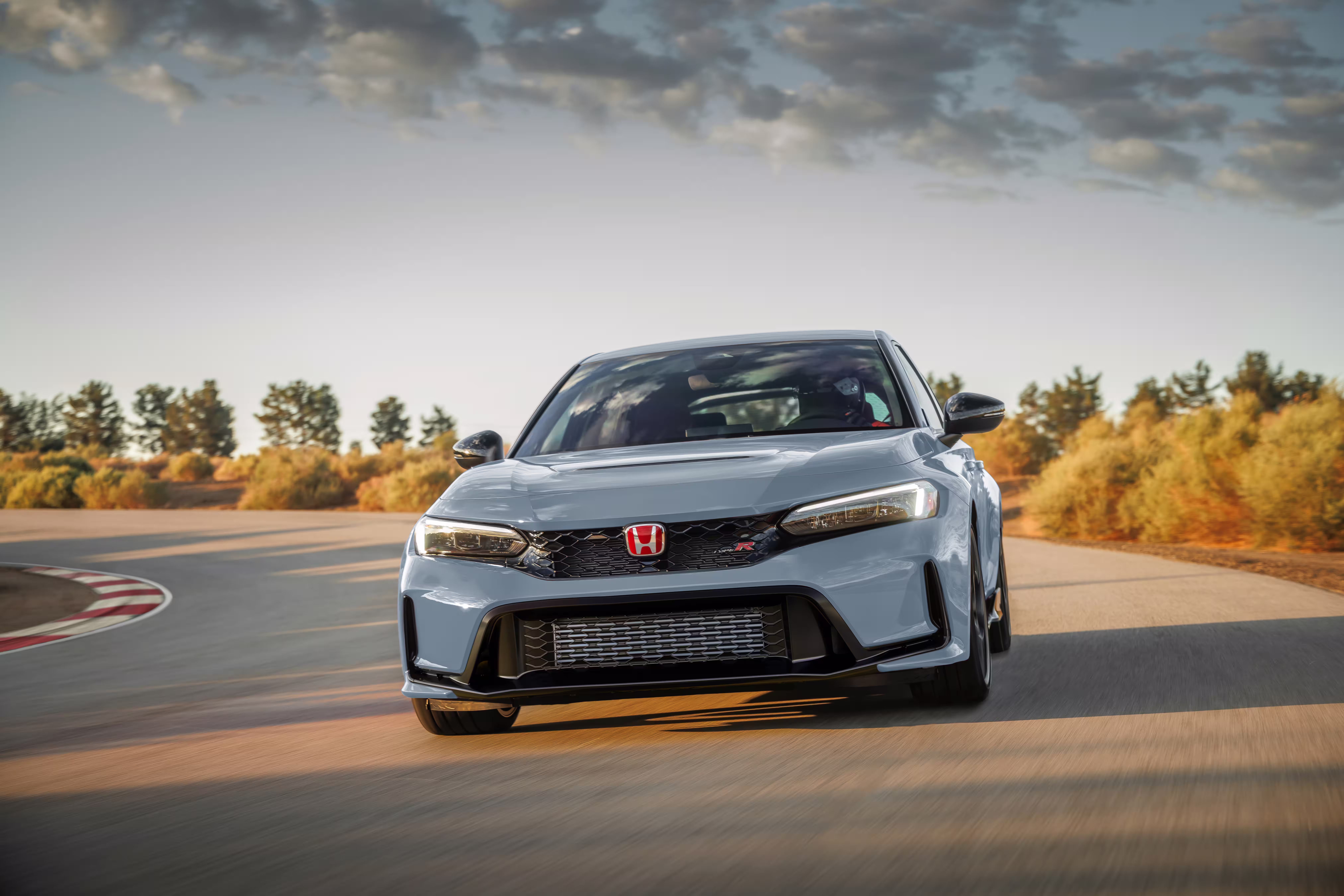 Honda Civic Type R 2027 cinza-claro de frente em movimento numa curva