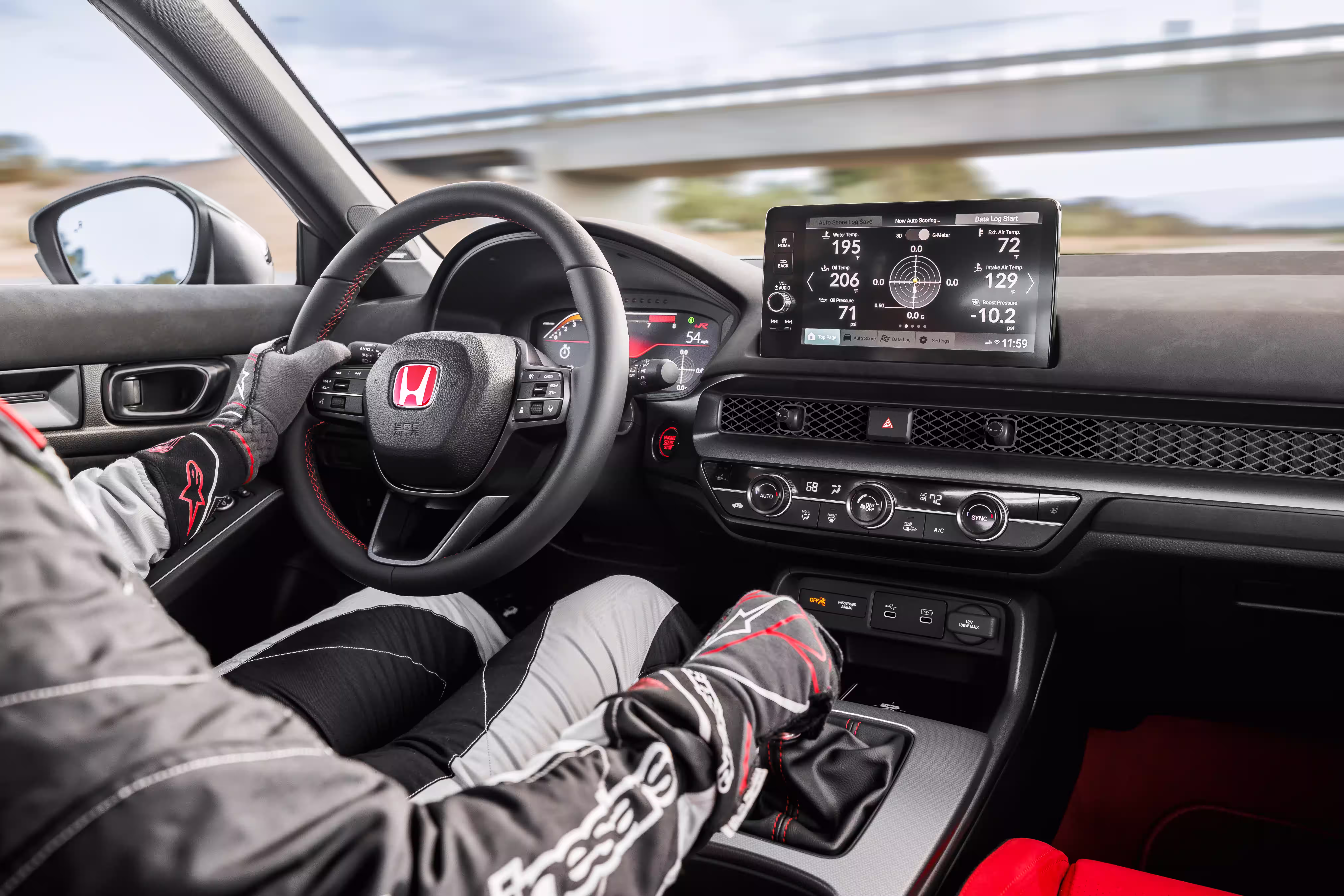 Motorista com luvas operando o câmbio manual do Honda Civic Type R 2027 em imagem de divulgação