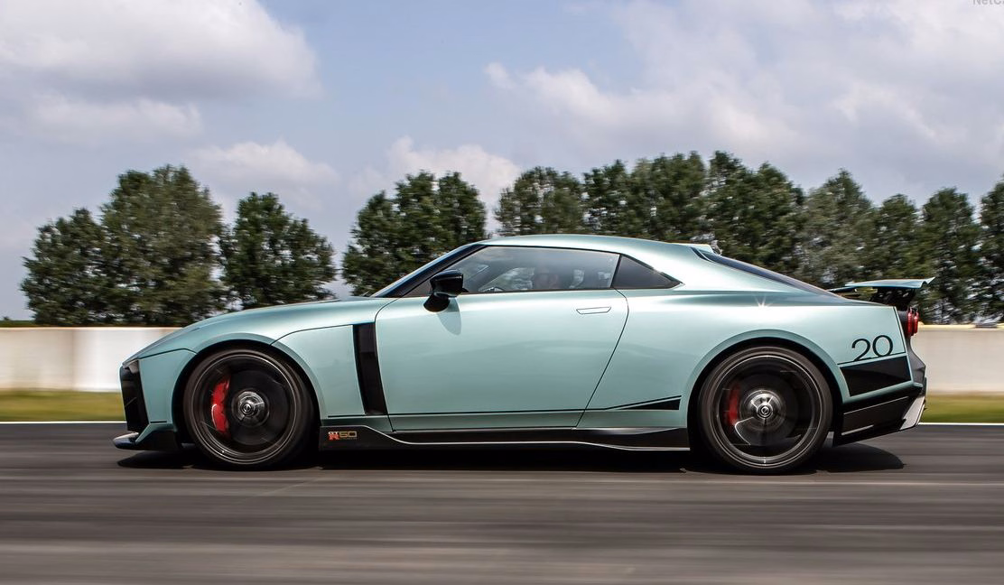 GT-R50 verde-claro em movimento visto de perfil
