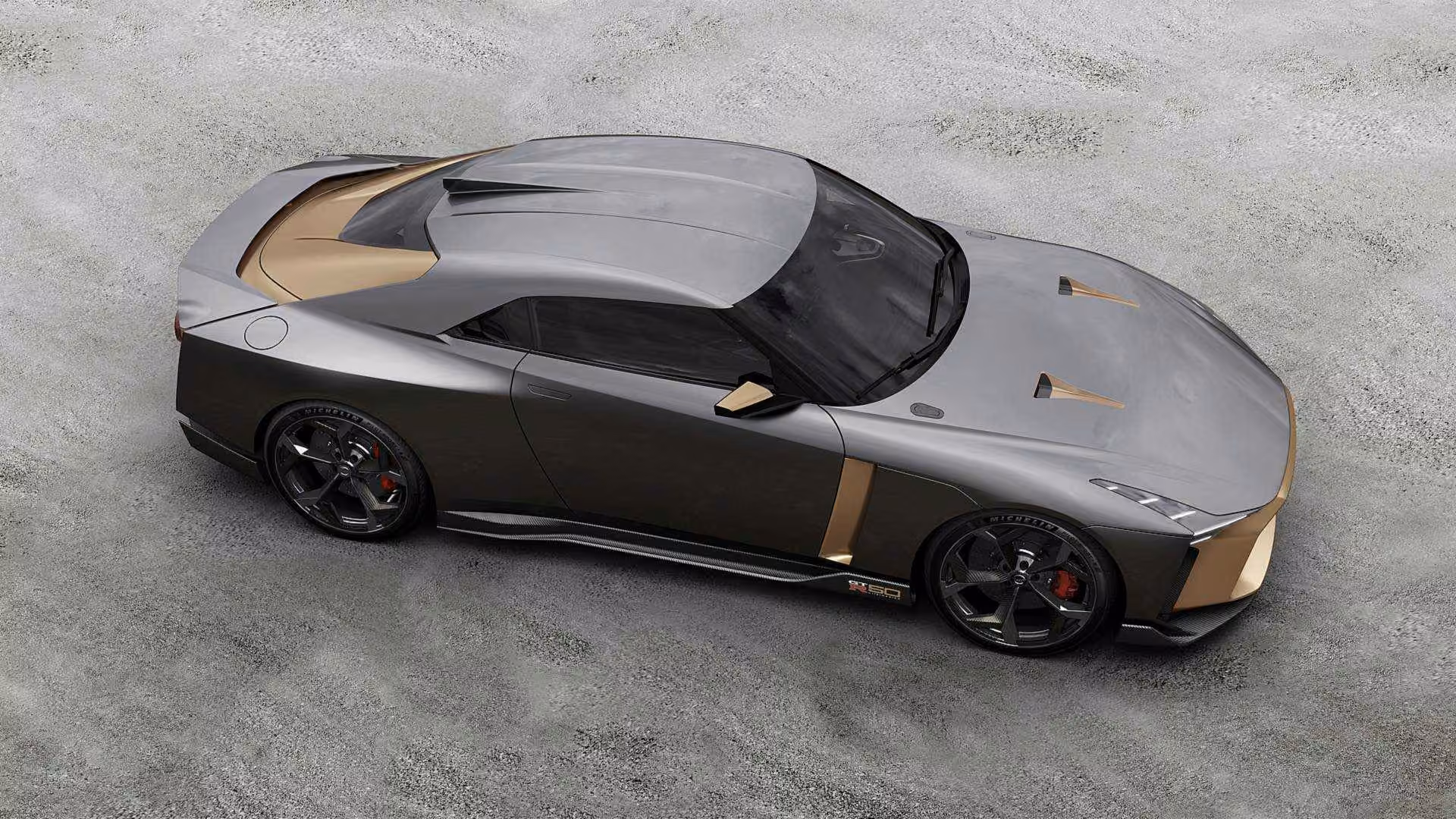 GT-R50 cinza e dourado visto de cima em três quartos dianteiros