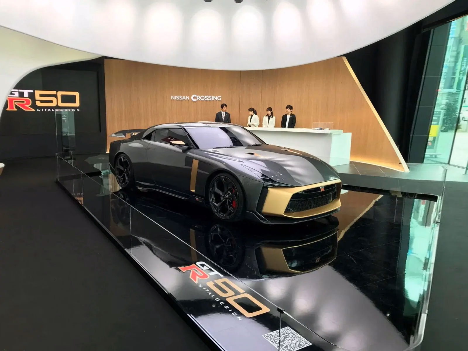 GT-R50 em três quartos dianteiros sobre plataforma de exposição Nissan Crossing